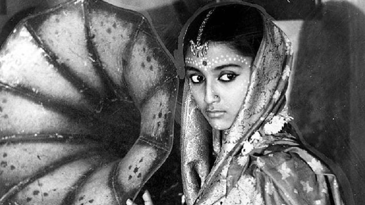 গোড়ায় তিনি ছিলেন মূলত চিত্রনাট্যকার ও পরিচালক: 'তিন কন্যা' ছবি থেকে নিজের ছবির সুর রচনাতেও হাত দিলেন। ১৯৬১ সালের গোড়ার দিক, 'তিন কন্যা' ছবির তৃতীয় অংশ 'সমাপ্তি'র শ্যুটিং চলছেল একদিন ফ্লোরে একটি সিকোয়েন্সের প্রস্তুতি চলছে। নিখোঁজ মৃন্ময়ীর সন্ধান না পেয়ে বৃষ্টিতে ভেজা অপূর্ব নিজের ঘরে ফিরছে। অবশ্য মৃন্ময়ী আগেই সে ঘরে পৌঁছে গিয়েছে। সেটের একপাশে পায়চারি করছিলেন সত্যজিৎ রায়। দাঁতে চাপা রুমালের খুঁট-- চিন্তামগ্ন সত্যজিতের মুদ্রাদোষ। এ'দিকে ক্যামেরার কাছাকাছি তখন কলাকুশলীদের জটলা, সিকোয়েন্সটার শ্যুট নিয়ে চলছে জোর আলোচনা। এঁদের মধ্যে শিল্পনির্দেশক বংশী চন্দ্রগুপ্ত ছিলেন বেশি সরব। সবাই যখন নিজেদেত মত প্রকাশ করতে ব্যস্ত, যারপরনাই ব্যস্ত বংশী চন্দ্রগুপ্ত, আচমকাই ভেসে এল সত্যজিতের ব্যারিটোন কন্ঠ, '' বংশী, ছবিটা আমার''... মাপা কথার সঙ্গে নেমে এল স্তব্ধতা... গোড়ায় তিনি ছিলেন মূলত চিত্রনাট্যকার ও পরিচালক: 'তিন কন্যা' ছবি থেকে নিজের ছবির সুর রচনাতেও হাত দিলেন। ১৯৬১ সালের গোড়ার দিক, 'তিন কন্যা' ছবির তৃতীয় অংশ 'সমাপ্তি'র শ্যুটিং চলছেল একদিন ফ্লোরে একটি সিকোয়েন্সের প্রস্তুতি চলছে। নিখোঁজ মৃন্ময়ীর সন্ধান না পেয়ে বৃষ্টিতে ভেজা অপূর্ব নিজের ঘরে ফিরছে। অবশ্য মৃন্ময়ী আগেই সে ঘরে পৌঁছে গিয়েছে। সেটের একপাশে পায়চারি করছিলেন সত্যজিৎ রায়। দাঁতে চাপা রুমালের খুঁট-- চিন্তামগ্ন সত্যজিতের মুদ্রাদোষ। এ'দিকে ক্যামেরার কাছাকাছি তখন কলাকুশলীদের জটলা, সিকোয়েন্সটার শ্যুট নিয়ে চলছে জোর আলোচনা। এঁদের মধ্যে শিল্পনির্দেশক বংশী চন্দ্রগুপ্ত ছিলেন বেশি সরব। সবাই যখন নিজেদেত মত প্রকাশ করতে ব্যস্ত, যারপরনাই ব্যস্ত বংশী চন্দ্রগুপ্ত, আচমকাই ভেসে এল সত্যজিতের ব্যারিটোন কন্ঠ, '' বংশী, ছবিটা আমার''... মাপা কথার সঙ্গে নেমে এল স্তব্ধতা...