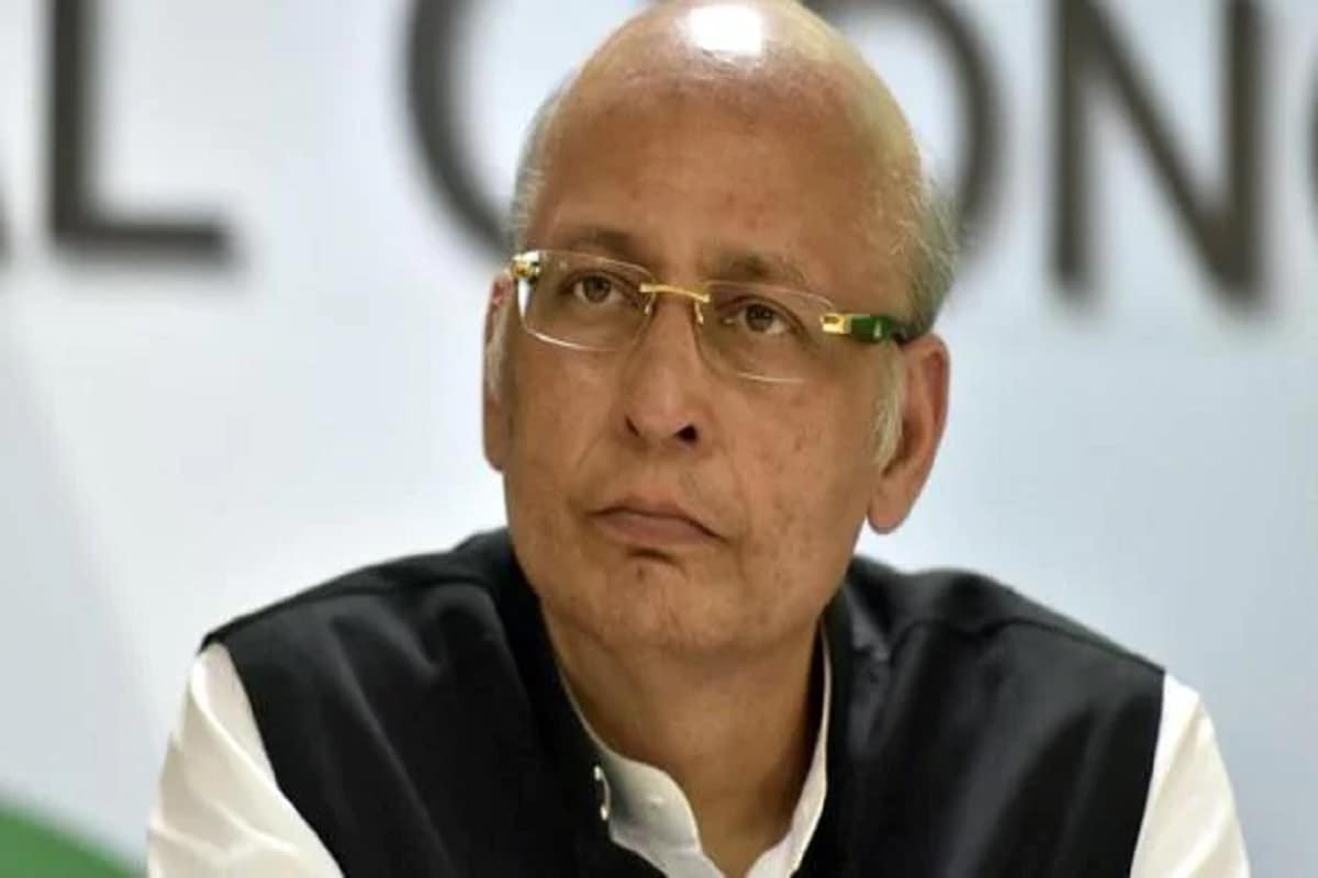 সোমবার সকাল থেকে গভীর রাত, চূড়ান্ত টানাপোড়েনের পর শেষ পর্যন্ত নারদ মামলায় (Narada Scam Case) হাইকোর্টের নির্দেশে জেল হেফাজত হয়েছে রাজ্যের চার হেভিওয়েট নেতার। তৃণমূলের মন্ত্রী ফিরহাদ হাকিম (Firhad Hakim), সুব্রত মুখোপাধ্যায় (Subtrata Mukherjee), বিধায়ক মদন মিত্রের (Madan Mitra) পাশাপাশি জেল হেফাজতে শোভন চট্টোপাধ্যায়ের (Sovan Chatterjee) প্রভাবশালী মত নেতাও। প্রথমে নিম্ন আদালতে ওই চার নেতা জামিন পেলেও হাইকোর্ট তাতে স্থগিতাদেশ দেয়। বুধবার ওই চার নেতার জামিনের হয়ে সওয়াল করবেন দুঁদে আইনজীবী অভিষেক মনু সিংভি (Abhishek Manu Singhvi)। এর আগেও তৃণমূলের হয়ে একাধিক মামলা লড়েছেন অভিষেক। সোমবার সকাল থেকে গভীর রাত, চূড়ান্ত টানাপোড়েনের পর শেষ পর্যন্ত নারদ মামলায় (Narada Scam Case) হাইকোর্টের নির্দেশে জেল হেফাজত হয়েছে রাজ্যের চার হেভিওয়েট নেতার। তৃণমূলের মন্ত্রী ফিরহাদ হাকিম (Firhad Hakim), সুব্রত মুখোপাধ্যায় (Subtrata Mukherjee), বিধায়ক মদন মিত্রের (Madan Mitra) পাশাপাশি জেল হেফাজতে শোভন চট্টোপাধ্যায়ের (Sovan Chatterjee) প্রভাবশালী মত নেতাও। প্রথমে নিম্ন আদালতে ওই চার নেতা জামিন পেলেও হাইকোর্ট তাতে স্থগিতাদেশ দেয়। বুধবার ওই চার নেতার জামিনের হয়ে সওয়াল করবেন দুঁদে আইনজীবী অভিষেক মনু সিংভি (Abhishek Manu Singhvi)। এর আগেও তৃণমূলের হয়ে একাধিক মামলা লড়েছেন অভিষেক।