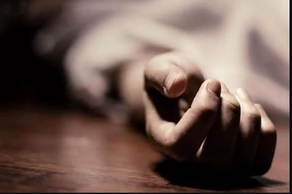 স্বাস্থ্য বিভাগের দল তদন্ত করতে নেমে চমকে উঠছে যে সব তথ্য পাচ্ছে এক হোমিওপ্যাথিক চিকিৎসকের পরামর্শ মতো ওই পরিবারের সকলে Drosera 30 খেয়েছিলেন৷ স্বাস্থ্য বিভাগের দল তদন্ত করতে নেমে চমকে উঠছে যে সব তথ্য পাচ্ছে এক হোমিওপ্যাথিক চিকিৎসকের পরামর্শ মতো ওই পরিবারের সকলে Drosera 30 খেয়েছিলেন৷