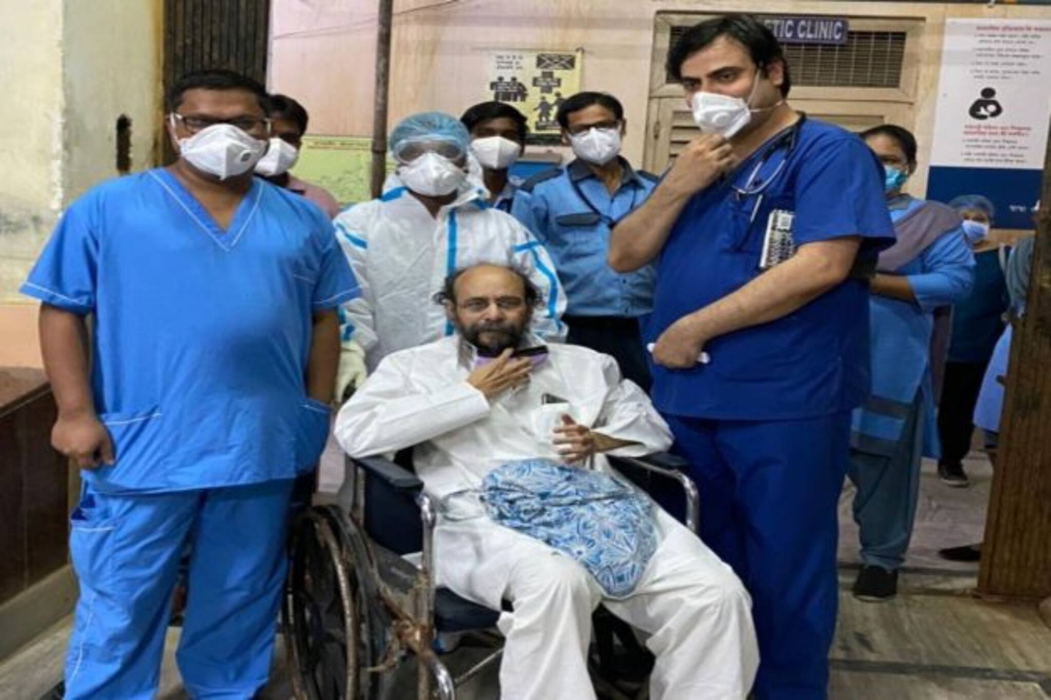 Joy Goswami : ভালো আছেন কবি, সুস্থ হয়ে বাড়ির পথে করোনা-জয়ী জয়!