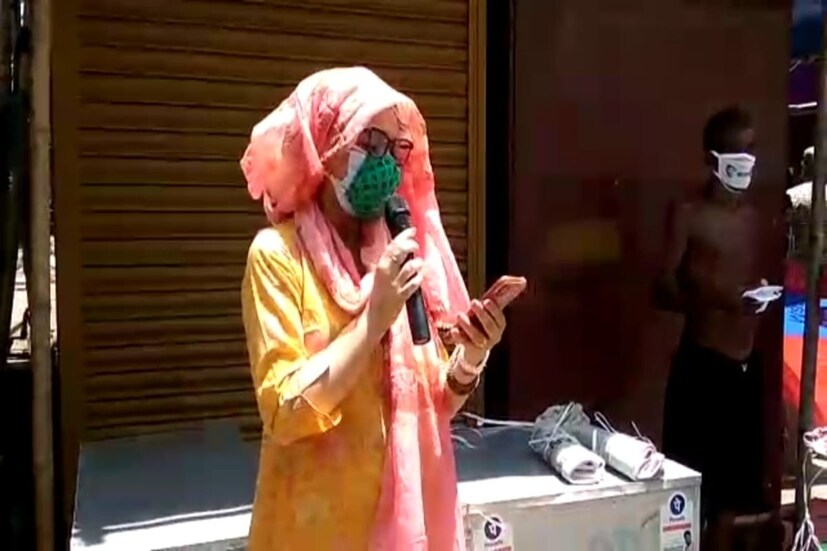 মেদিনীপুরের কলেজ মাঠ। করোনার জন্য অস্থায়ী বাজার বসেছে এই মাঠে। সেখানেই সাধারণ মানুষের মধ্যে সকাল-সকাল মাস্ক ও স্যানিটাইজার হাতে নিয়ে হাজির এলাকার বিধায়ক। মাথায় দোপাট্টা জড়ানো। চোখে সানগ্লাস। মুখে ডাবল মাস্ক চেনায় যায় না সাদামাটা সালোয়ারের এই জুনকে।  বাজারে আসা সাধারণ মানুষ এবং  বাজারের বিক্রেতাদের মধ্যে মাস্ক ও  স্যানিটাইজার বিলি করলেন তিনি। পাশাপাশি দিলেন সচেতনতা বার্তা। 