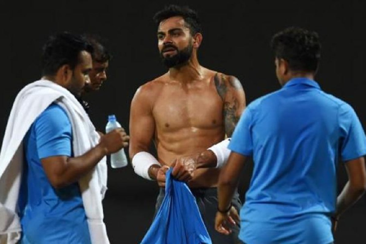 ইনস্টাগ্রামে প্রশ্নোত্তর পর্ব করেছিলেন কোহলি। সেখানেই এক ভক্ত তাঁর কাছে ডায়েট প্ল্যান জানতে চান। কোহলি বলেন, যে কোনওরকম সবজি, ডিম, দুকাপ কফি, ডাল, কিনোবা, পালং ও ধোসা তাঁর রোজকার খাবারের মধ্যে থাকে। ইনস্টাগ্রামে প্রশ্নোত্তর পর্ব করেছিলেন কোহলি। সেখানেই এক ভক্ত তাঁর কাছে ডায়েট প্ল্যান জানতে চান। কোহলি বলেন, যে কোনওরকম সবজি, ডিম, দুকাপ কফি, ডাল, কিনোবা, পালং ও ধোসা তাঁর রোজকার খাবারের মধ্যে থাকে।