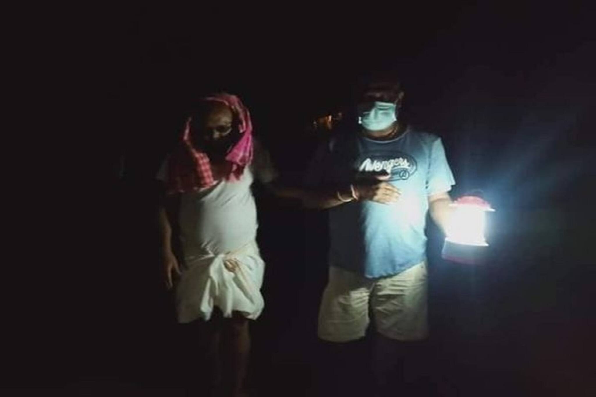 Kanti Ganguly: ঝড়ের আগে কান্তি এল, নিজের গড়া স্কুলে হাজার মুখের ত্রাণের ব্যবস্থা! দেখুন ছবিতে..