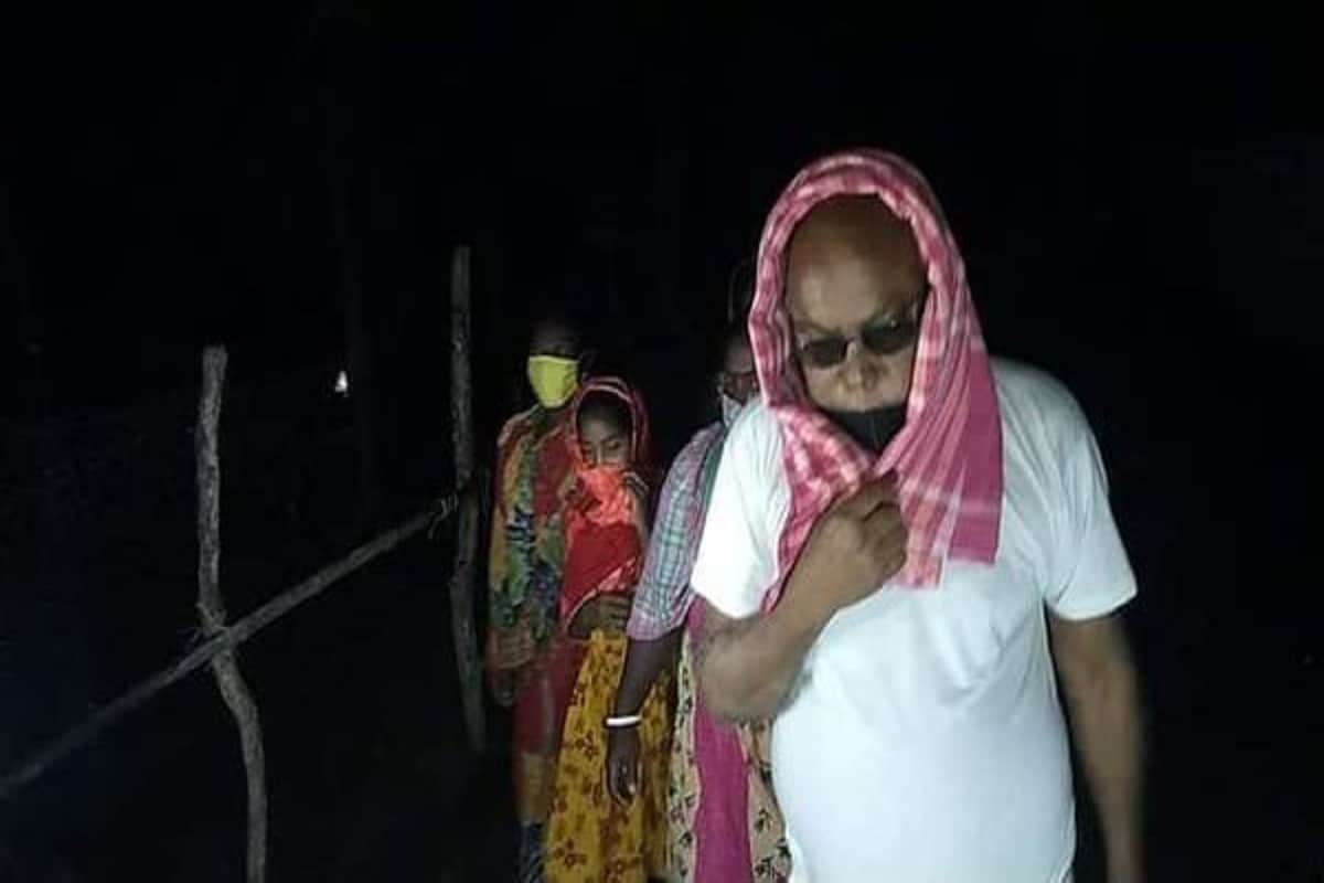 ইতিমধ্যেই ত্রাণ শিবির খুলে দিয়েছেন কান্তি বাবু। মঙ্গলবার রায়দিঘির বিরাজমোহিনী বিদ্যালয়ে ১ হাজার জন স্থানীয় গ্রামবাসীর থাকা-খাওয়ার ব্যবস্থা করেছেন তিনি। সেখানে সকলের জন্য ভাত-ডাল, তরকারি, ডিম খাওয়ানোরও ব্যবস্থা করা হয়েছে। প্রসঙ্গত, নিজের স্ত্রীর নামেই ওই বিদ্যালয় গড়েছেন সিপিএম নেতা। ইতিমধ্যেই ত্রাণ শিবির খুলে দিয়েছেন কান্তি বাবু। মঙ্গলবার রায়দিঘির বিরাজমোহিনী বিদ্যালয়ে ১ হাজার জন স্থানীয় গ্রামবাসীর থাকা-খাওয়ার ব্যবস্থা করেছেন তিনি। সেখানে সকলের জন্য ভাত-ডাল, তরকারি, ডিম খাওয়ানোরও ব্যবস্থা করা হয়েছে। প্রসঙ্গত, নিজের স্ত্রীর নামেই ওই বিদ্যালয় গড়েছেন সিপিএম নেতা।