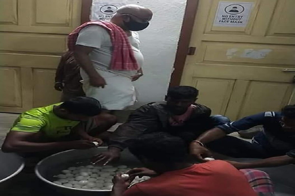 এর আগে মণি নদীর বাঁধ পরিদর্শনেও গিয়েছিলেন কান্তি গঙ্গোপাধ্যায়। ঘূর্ণিঝড়ের সঙ্গে রয়েছে করোনার দাপটও। তাই পরিস্থিতি আন্দাজ করেই এলাকায় ত্রিপল, মাস্ক ও স্যানিটাইজার বিলি করছেন সিপিএম নেতা। এর আগে মণি নদীর বাঁধ পরিদর্শনেও গিয়েছিলেন কান্তি গঙ্গোপাধ্যায়। ঘূর্ণিঝড়ের সঙ্গে রয়েছে করোনার দাপটও। তাই পরিস্থিতি আন্দাজ করেই এলাকায় ত্রিপল, মাস্ক ও স্যানিটাইজার বিলি করছেন সিপিএম নেতা।