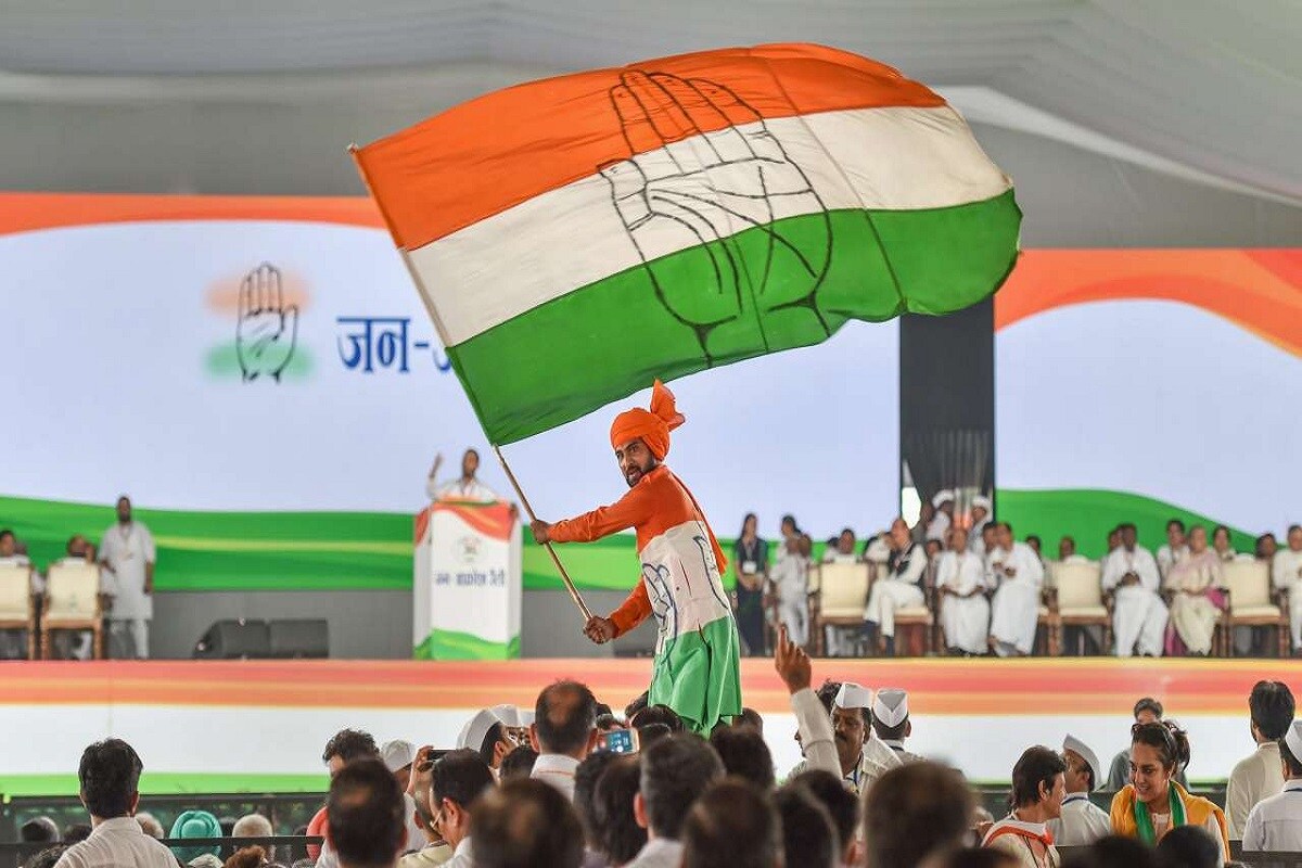 আর বিজেপি পেয়েছে তৃতীয় স্থানে রয়েছে বিজেপি। তাদের ঝুলিতে মাত্র ৫৬ আসন। এর আগে পঞ্জাব, হিমাচল প্রদেশের স্থানীয় নির্বাচনেও হারের মুখে পড়েছিল বিজেপি। এবার কর্নাটকেও সেই একই পালা। আর বিজেপি পেয়েছে তৃতীয় স্থানে রয়েছে বিজেপি। তাদের ঝুলিতে মাত্র ৫৬ আসন। এর আগে পঞ্জাব, হিমাচল প্রদেশের স্থানীয় নির্বাচনেও হারের মুখে পড়েছিল বিজেপি। এবার কর্নাটকেও সেই একই পালা।