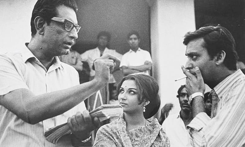 'অপুর সংসার' করার সিদ্ধান্ত নেওয়ার পর সৌমিত্রকে ডেকে পাঠালেন সত্যজিৎ। বললেন, বিভূতিভূষণের মূল উপন্যাসটা ঝালিয়ে নিতে। জানালেন ক্যামেরা টেস্ট ও ভয়েস টেস্ট-ও হবে! সৌমিত্রর ভাষায়, '' এই টেস্ট নেওয়ার ব্যাপারটা নিয়ে তখন বিশেষ কিছু ভাবিনি। মনে হয়েছিল সিনেমা তৈরি যে-দুটি যন্ত্রের ওপর প্রধানত নির্ভর করে, সে-দুটোর নিরিখে আমার উপযুক্ততা যাচাই করে নেওয়ার ইচ্ছেটা তো পরিচালকের পক্ষে খুবই স্বাভাবিক। কিন্তু বহু পরে আমার মনে হয়েছে যে সত্যজিৎ রায়ের মতো শিল্পীর অভিজ্ঞ চোখকে ক্যামেরা টেস্ট-এর জন্য নিশ্চয়ই অপেক্ষা করতে হয়নি-- আমার ছবি ক্যামেরায় কেমন আসবে তা বোঝার জন্য! ভয়েস টেস্টের ক্ষেত্রেও সেই একই কথা খাটে। আর সত্যিসত্যি যখন সত্যজিৎ রায় আমার ভয়েস টেস্ট নিলেন, তখন আসল শুটিং শুরু হতে আর বেশি দেরি নেই এবং তার আগে আমি জেনেই নিয়েছি যে আমি ওই চরিত্রের মনোনীত অভিনেতা। তাও যে ক্যামেরা টেস্ট নিয়েছিলেন, তার কারণ, একজন নবাগত যাতে ক্যামেরার সামনে অভিনয় করতে গিয়ে মানসিক অস্বাচ্ছন্দ্য বোধ না করে, ক্যামেরা যন্ত্রটার সঙ্গে তার যাতে একটা পরিচয় ঘটে, এই কথা ভেবেই। আমাকে চলচ্চিত্রের অভিনেতা হিসেবে প্রস্তুত করে নেওয়ার ওটা ছিল অন্যতম প্রক্রিয়া।'' 'অপুর সংসার' করার সিদ্ধান্ত নেওয়ার পর সৌমিত্রকে ডেকে পাঠালেন সত্যজিৎ। বললেন, বিভূতিভূষণের মূল উপন্যাসটা ঝালিয়ে নিতে। জানালেন ক্যামেরা টেস্ট ও ভয়েস টেস্ট-ও হবে! সৌমিত্রর ভাষায়, '' এই টেস্ট নেওয়ার ব্যাপারটা নিয়ে তখন বিশেষ কিছু ভাবিনি। মনে হয়েছিল সিনেমা তৈরি যে-দুটি যন্ত্রের ওপর প্রধানত নির্ভর করে, সে-দুটোর নিরিখে আমার উপযুক্ততা যাচাই করে নেওয়ার ইচ্ছেটা তো পরিচালকের পক্ষে খুবই স্বাভাবিক। কিন্তু বহু পরে আমার মনে হয়েছে যে সত্যজিৎ রায়ের মতো শিল্পীর অভিজ্ঞ চোখকে ক্যামেরা টেস্ট-এর জন্য নিশ্চয়ই অপেক্ষা করতে হয়নি-- আমার ছবি ক্যামেরায় কেমন আসবে তা বোঝার জন্য! ভয়েস টেস্টের ক্ষেত্রেও সেই একই কথা খাটে। আর সত্যিসত্যি যখন সত্যজিৎ রায় আমার ভয়েস টেস্ট নিলেন, তখন আসল শুটিং শুরু হতে আর বেশি দেরি নেই এবং তার আগে আমি জেনেই নিয়েছি যে আমি ওই চরিত্রের মনোনীত অভিনেতা। তাও যে ক্যামেরা টেস্ট নিয়েছিলেন, তার কারণ, একজন নবাগত যাতে ক্যামেরার সামনে অভিনয় করতে গিয়ে মানসিক অস্বাচ্ছন্দ্য বোধ না করে, ক্যামেরা যন্ত্রটার সঙ্গে তার যাতে একটা পরিচয় ঘটে, এই কথা ভেবেই। আমাকে চলচ্চিত্রের অভিনেতা হিসেবে প্রস্তুত করে নেওয়ার ওটা ছিল অন্যতম প্রক্রিয়া।''
