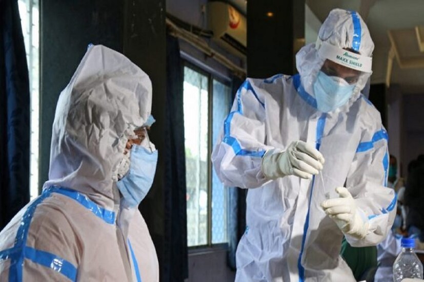 *IIT কানপুরের অধ্যাপক মনীন্দ্র আগরওয়াল (Manindra Agarwal) তৃতীয় ঢেউ প্রসঙ্গে ইন্ডিয়া টুডে-কে বলেন, &quot;করোনা অতিমারীর তৃতীয় ঢেউ (phase 3 of the pandemic) স্থানীয়ভাবেই  (localised) মানুষকে সংক্রামিত করবে। ভারতের একটা বড় অংশের মানুষের টিকাকরণ সম্পন্ন হয়ে যাবে, ফলে  সংক্রমণের (immunity from vaccination) মাত্রা অনেকটাই কম হবে।&quot; ফাইল ছবি। 