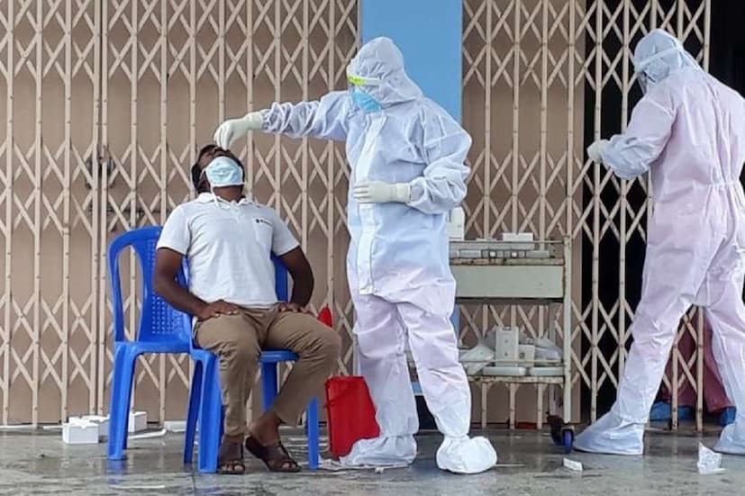 *প্যানেলের সাফ দাবি, এখনই মুক্তি নয়। মাত্র ৬ থেকে আট মাসের ব্যবধানেই তৃতীয় ঢেউ (Cronavirus third wave) আছড়ে পড়বে আবার। ফাইল ছবি। 