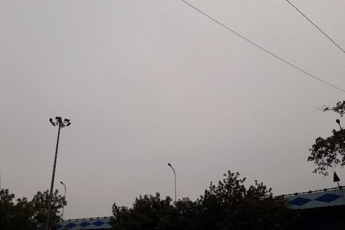 •মরসুমের প্রথম ঘূর্ণিঝড় হওয়ার সম্ভাবনা তৈরি হয়েছে আরব সাগরে। দক্ষিণ-পূর্ব আরবসাগরে নিম্নচাপ তৈরি হয়েছে (depression in Arabian sea)। এই নিম্নচাপ শক্তি সঞ্চয় করে গভীর নিম্নচাপ এবং পরে ঘূর্ণিঝড়ে পরিণত হবে এমনই পূর্বাভাস। আগামী রবিবার ঘূর্ণিঝড়ে পরিণত হতে পারে এই ঘূর্ণাবর্ত পূর্ব-মধ্য আরব সাগরে। জানা গিয়েছে যে, উত্তর পশ্চিম দিকে এটি অগ্রসর হবে। ১৮ ই মে মঙ্গলবার সন্ধ্যায় এটি স্থলভাগে প্রবেশ করার সম্ভাবনা। •মরসুমের প্রথম ঘূর্ণিঝড় হওয়ার সম্ভাবনা তৈরি হয়েছে আরব সাগরে। দক্ষিণ-পূর্ব আরবসাগরে নিম্নচাপ তৈরি হয়েছে (depression in Arabian sea)। এই নিম্নচাপ শক্তি সঞ্চয় করে গভীর নিম্নচাপ এবং পরে ঘূর্ণিঝড়ে পরিণত হবে এমনই পূর্বাভাস। আগামী রবিবার ঘূর্ণিঝড়ে পরিণত হতে পারে এই ঘূর্ণাবর্ত পূর্ব-মধ্য আরব সাগরে। জানা গিয়েছে যে, উত্তর পশ্চিম দিকে এটি অগ্রসর হবে। ১৮ ই মে মঙ্গলবার সন্ধ্যায় এটি স্থলভাগে প্রবেশ করার সম্ভাবনা।