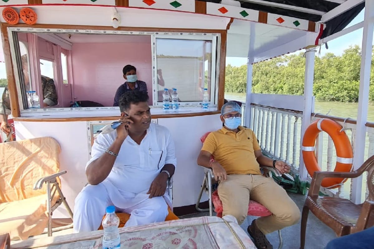 বারুইপুর মহকুমা শাসক দপ্তরে মহকুমা শাসক সুমন পোদ্দারের নেতৃত্বে এ দিনের বৈঠকে উপস্থিত ছিলেন ডেপুটি ম্যাজিস্ট্রেট রাখি পাল, বিডিও কুলতলী বীরেন্দ্র অধিকারী ও কুলতলীর বিধায়ক গণেশচন্দ্র মণ্ডল। যশ মোকাবিলায় বারুইপুর মহকুমা শাসক দপ্তরে খোলা হচ্ছে ২৪ ঘন্টার জন্য কন্ট্রোলরুম। পাশাপাশি প্রতিটি ব্লকেই খোলা থাকবে বিডিওর নেতৃত্বে কন্ট্রোল রুম। বেশি নজর দেওয়া হচ্ছে বিদ্যুৎ ও পানীয় জলের সরবরাহ স্বাভাবিক রাখার উপরে। বারুইপুর মহকুমা শাসক দপ্তরে মহকুমা শাসক সুমন পোদ্দারের নেতৃত্বে এ দিনের বৈঠকে উপস্থিত ছিলেন ডেপুটি ম্যাজিস্ট্রেট রাখি পাল, বিডিও কুলতলী বীরেন্দ্র অধিকারী ও কুলতলীর বিধায়ক গণেশচন্দ্র মণ্ডল। যশ মোকাবিলায় বারুইপুর মহকুমা শাসক দপ্তরে খোলা হচ্ছে ২৪ ঘন্টার জন্য কন্ট্রোলরুম। পাশাপাশি প্রতিটি ব্লকেই খোলা থাকবে বিডিওর নেতৃত্বে কন্ট্রোল রুম। বেশি নজর দেওয়া হচ্ছে বিদ্যুৎ ও পানীয় জলের সরবরাহ স্বাভাবিক রাখার উপরে।