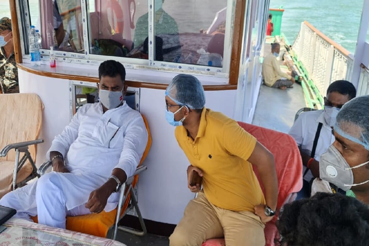এছাড়াও নেটওয়ার্কের প্রবলেমের জন্য যাতে যোগাযোগের বিষয়ে কোন সমস্যা না হয় তার জন্য কুলতলী ব্লকে ব্যবস্থা করা হচ্ছে স্যাটেলাইট ফোনের। ফ্লাড সেন্টার ও সাইক্লোন সেন্টারে থাকা প্রত্যেককে দেওয়া হবে মাস্ক-স্যানিটাইজার। সেখানে খাওয়ার ব্যবস্থাও করা হবে সরকারের তরফ থেকে। এমনটাই জানিয়েছেন মহকুমাশাসক সুমন পোদ্দার। বিধায়ক গণেশ মণ্ডল জানিয়েছেন, গত বছরের আম্ফান ঘূর্ণিঝড় থেকে শিক্ষা নিয়ে এবার তাঁরা যশ মোকাবিলা করতে সব রকমের প্রস্তুতি নিয়ে রাখছেন। এলাকায় বিদ্যুৎ পরিষেবা স্বাভাবিক রাখতে রাস্তার উপর পড়ে থাকা গাছগুলি দ্রুত কাটার জন্য বেশকিছু পেট্রোল চালিত গাছ কাটার মেশিন কেনা হয়েছে। নদী বাঁধ গুলির উপর কড়া নজরদারিও চালানো হচ্ছে। এছাড়াও নেটওয়ার্কের প্রবলেমের জন্য যাতে যোগাযোগের বিষয়ে কোন সমস্যা না হয় তার জন্য কুলতলী ব্লকে ব্যবস্থা করা হচ্ছে স্যাটেলাইট ফোনের। ফ্লাড সেন্টার ও সাইক্লোন সেন্টারে থাকা প্রত্যেককে দেওয়া হবে মাস্ক-স্যানিটাইজার। সেখানে খাওয়ার ব্যবস্থাও করা হবে সরকারের তরফ থেকে। এমনটাই জানিয়েছেন মহকুমাশাসক সুমন পোদ্দার। বিধায়ক গণেশ মণ্ডল জানিয়েছেন, গত বছরের আম্ফান ঘূর্ণিঝড় থেকে শিক্ষা নিয়ে এবার তাঁরা যশ মোকাবিলা করতে সব রকমের প্রস্তুতি নিয়ে রাখছেন। এলাকায় বিদ্যুৎ পরিষেবা স্বাভাবিক রাখতে রাস্তার উপর পড়ে থাকা গাছগুলি দ্রুত কাটার জন্য বেশকিছু পেট্রোল চালিত গাছ কাটার মেশিন কেনা হয়েছে। নদী বাঁধ গুলির উপর কড়া নজরদারিও চালানো হচ্ছে।