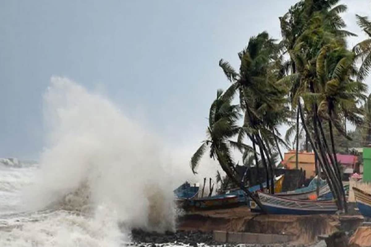 যুদ্ধকালীন তৎপরতায় বাঁধ মেরামতির কাজ শুরু হয়েছে। এলাকায় কাজ করছেন সেচ দপ্তরের কর্মীরাও। লঞ্চে করে নদী বাঁধ পরিদর্শনের পাশাপাশি কুলতলীবাসীদের আতঙ্কিত না হওয়ার বার্তা দিয়েছে বিধায়ক গনেশ চন্দ্র মণ্ডল। ইতিমধ্যেই বিধায়ক নিজের ফোন নম্বর এলাকায় এলাকায় দিয়ে দিয়েছেন। কোন রকম সমস্যা হলে বিধায়ককে সরাসরি ফোন করা যাবে। ইতিমধ্যেই কোভিড মোকাবিলায় দুটি হেল্পলাইন চালু করা হয়েছিল। সেই হেল্পলাইনেও ফোন করলেও সমস্ত রকম সাহায্যের আশ্বাস। যুদ্ধকালীন তৎপরতায় বাঁধ মেরামতির কাজ শুরু হয়েছে। এলাকায় কাজ করছেন সেচ দপ্তরের কর্মীরাও। লঞ্চে করে নদী বাঁধ পরিদর্শনের পাশাপাশি কুলতলীবাসীদের আতঙ্কিত না হওয়ার বার্তা দিয়েছে বিধায়ক গনেশ চন্দ্র মণ্ডল। ইতিমধ্যেই বিধায়ক নিজের ফোন নম্বর এলাকায় এলাকায় দিয়ে দিয়েছেন। কোন রকম সমস্যা হলে বিধায়ককে সরাসরি ফোন করা যাবে। ইতিমধ্যেই কোভিড মোকাবিলায় দুটি হেল্পলাইন চালু করা হয়েছিল। সেই হেল্পলাইনেও ফোন করলেও সমস্ত রকম সাহায্যের আশ্বাস।