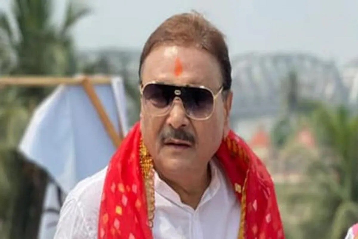 আগেই বাড়িতে গৃহবন্দি অবস্থায় ছিলেন ফিরহাদ ও শোভন। জামিনের সুব্রত মুখোপাধ্যায় বাড়ি ফিরে গেলেও মদন মিত্রর আপাতত বাড়ি ফেরা হচ্ছে না। তাঁর ছেলে জানিয়েছেন, আগেই বাড়িতে গৃহবন্দি অবস্থায় ছিলেন ফিরহাদ ও শোভন। জামিনের সুব্রত মুখোপাধ্যায় বাড়ি ফিরে গেলেও মদন মিত্রর আপাতত বাড়ি ফেরা হচ্ছে না। তাঁর ছেলে জানিয়েছেন,