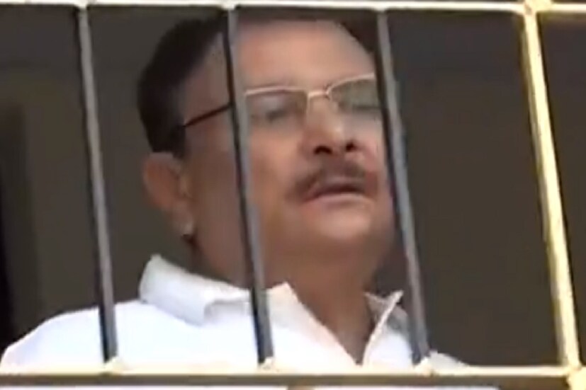 *এসএসকেএম হাসপাতালের উডবার্ন ওয়ার্ডে চিকিৎসাধীন মদন মিত্র। চিকিৎসকরা জানাচ্ছেন, মদন মিত্রের হাইপ্রেশার ও সুগারের সমস্যা রয়েছে। তাঁর  ফুসফুসেও সংক্রমণ রয়েছে। তবে চিন্তা বাড়াচ্ছে গলার টিউমার।  ফাইল ছবি। 
