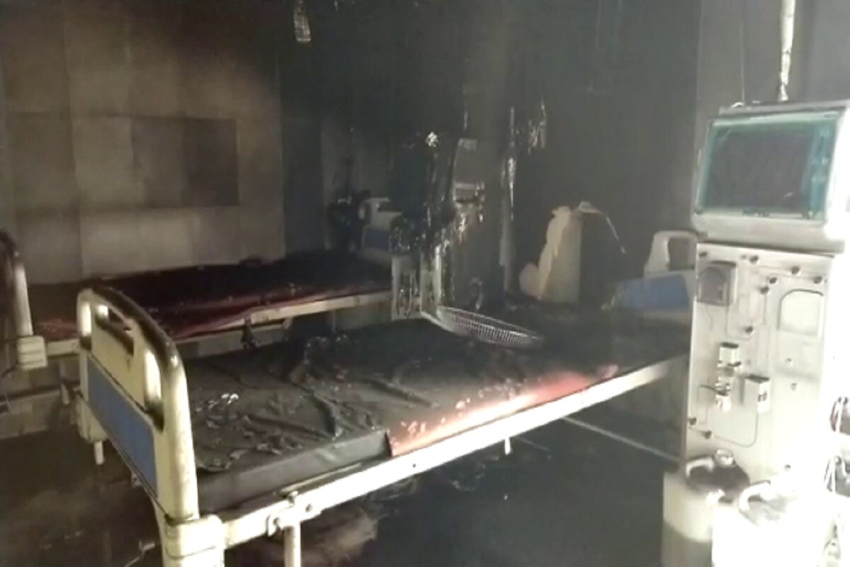 *মালদহ ছাড়াও আশপাশের জেলার রোগীরাও এখানে এসে ডায়ালিসিসের সুবিধা নেন। জানা গিয়েছে, গতকাল রাতে ডায়াকিসিস সেন্টারের ভারপ্রাপ্ত টেকনিশিয়ান ঘর খুলতেই দেখেন ভেতর থেকে ধোঁয়া বেরোচ্ছে। সঙ্গে সঙ্গেই বিষয়টি কর্তৃপক্ষের নজরে আনেন তিনি। খবর পেয়ে পৌঁছয় দমকল বাহিনী। যদিও তার আগেই ডায়ালিসিস সেন্টারের একাধিক শয্যা থেকে মূল্যবান যন্ত্রপাতি ও একাধিক উপকরণ পুড়ে ছাড়খার হয়ে যায়। পরে দমকল কর্মীরা আগুন সম্পূর্ণ নিভিয়ে পরিস্থিতি নিয়ন্ত্রণে আনেন। *মালদহ ছাড়াও আশপাশের জেলার রোগীরাও এখানে এসে ডায়ালিসিসের সুবিধা নেন। জানা গিয়েছে, গতকাল রাতে ডায়াকিসিস সেন্টারের ভারপ্রাপ্ত টেকনিশিয়ান ঘর খুলতেই দেখেন ভেতর থেকে ধোঁয়া বেরোচ্ছে। সঙ্গে সঙ্গেই বিষয়টি কর্তৃপক্ষের নজরে আনেন তিনি। খবর পেয়ে পৌঁছয় দমকল বাহিনী। যদিও তার আগেই ডায়ালিসিস সেন্টারের একাধিক শয্যা থেকে মূল্যবান যন্ত্রপাতি ও একাধিক উপকরণ পুড়ে ছাড়খার হয়ে যায়। পরে দমকল কর্মীরা আগুন সম্পূর্ণ নিভিয়ে পরিস্থিতি নিয়ন্ত্রণে আনেন।