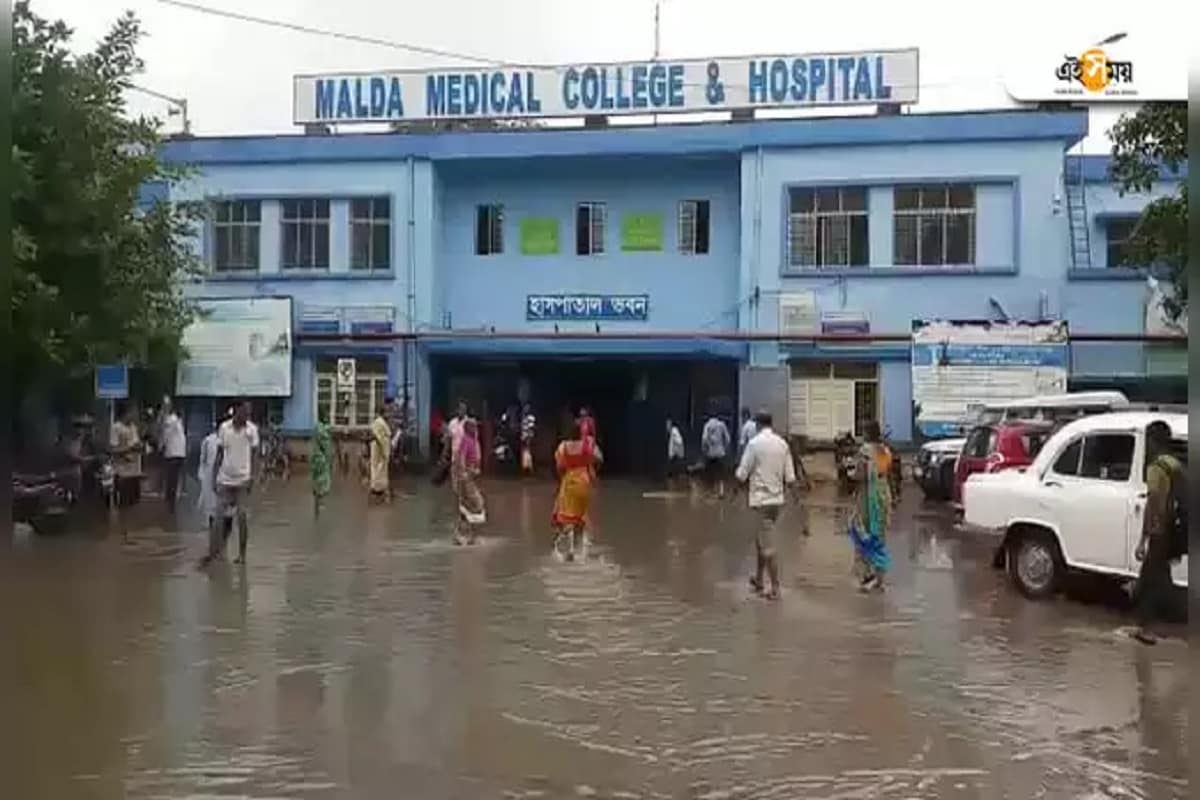 *মালদহের ইংরেজবাজার পুরসভার পুরবোর্ডের মেয়াদ শেষ হয়েছে বেশ কয়েক মাস আগেই। বর্তমানে পুরসভার প্রশাসক পদে রয়েছেন মহকুমার শাসক। এই অবস্থায় পরিস্থিতি সামাল দিতে এদিন তৎপর হয় জেলা প্রশাসন। তবে বাসিন্দাদের ক্ষোভ গত কয়েক বছরে শহরে একের পর এক জলাজমি ভরাট হয়ে জল বের হওয়ার রাস্তা বন্ধ হয়ে গিয়েছে। নিয়মিত নর্দমা সাফাই না হওয়ার এত ভয়াবহ ভাবে ভেসেছে শহর। ফলে ভুক্তভোগীরা দুষছেন ইংরেজবাজার পুরসভা কর্তৃপক্ষকে। *মালদহের ইংরেজবাজার পুরসভার পুরবোর্ডের মেয়াদ শেষ হয়েছে বেশ কয়েক মাস আগেই। বর্তমানে পুরসভার প্রশাসক পদে রয়েছেন মহকুমার শাসক। এই অবস্থায় পরিস্থিতি সামাল দিতে এদিন তৎপর হয় জেলা প্রশাসন। তবে বাসিন্দাদের ক্ষোভ গত কয়েক বছরে শহরে একের পর এক জলাজমি ভরাট হয়ে জল বের হওয়ার রাস্তা বন্ধ হয়ে গিয়েছে। নিয়মিত নর্দমা সাফাই না হওয়ার এত ভয়াবহ ভাবে ভেসেছে শহর। ফলে ভুক্তভোগীরা দুষছেন ইংরেজবাজার পুরসভা কর্তৃপক্ষকে।