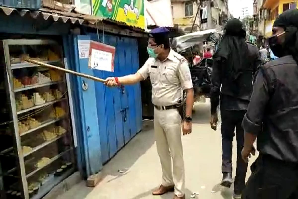 *বেলা বাড়ার সঙ্গে সঙ্গে পুলিশি তৎপরতার সুফল দেখা যায় মালদহ শহরে। কার্যত শুনশান হয়ে যায় শহরের রাস্তাঘাট। রাস্তায় পথচারী থেকে যানবাহন কার্যত উধাও হয়ে যায়। *বেলা বাড়ার সঙ্গে সঙ্গে পুলিশি তৎপরতার সুফল দেখা যায় মালদহ শহরে। কার্যত শুনশান হয়ে যায় শহরের রাস্তাঘাট। রাস্তায় পথচারী থেকে যানবাহন কার্যত উধাও হয়ে যায়।