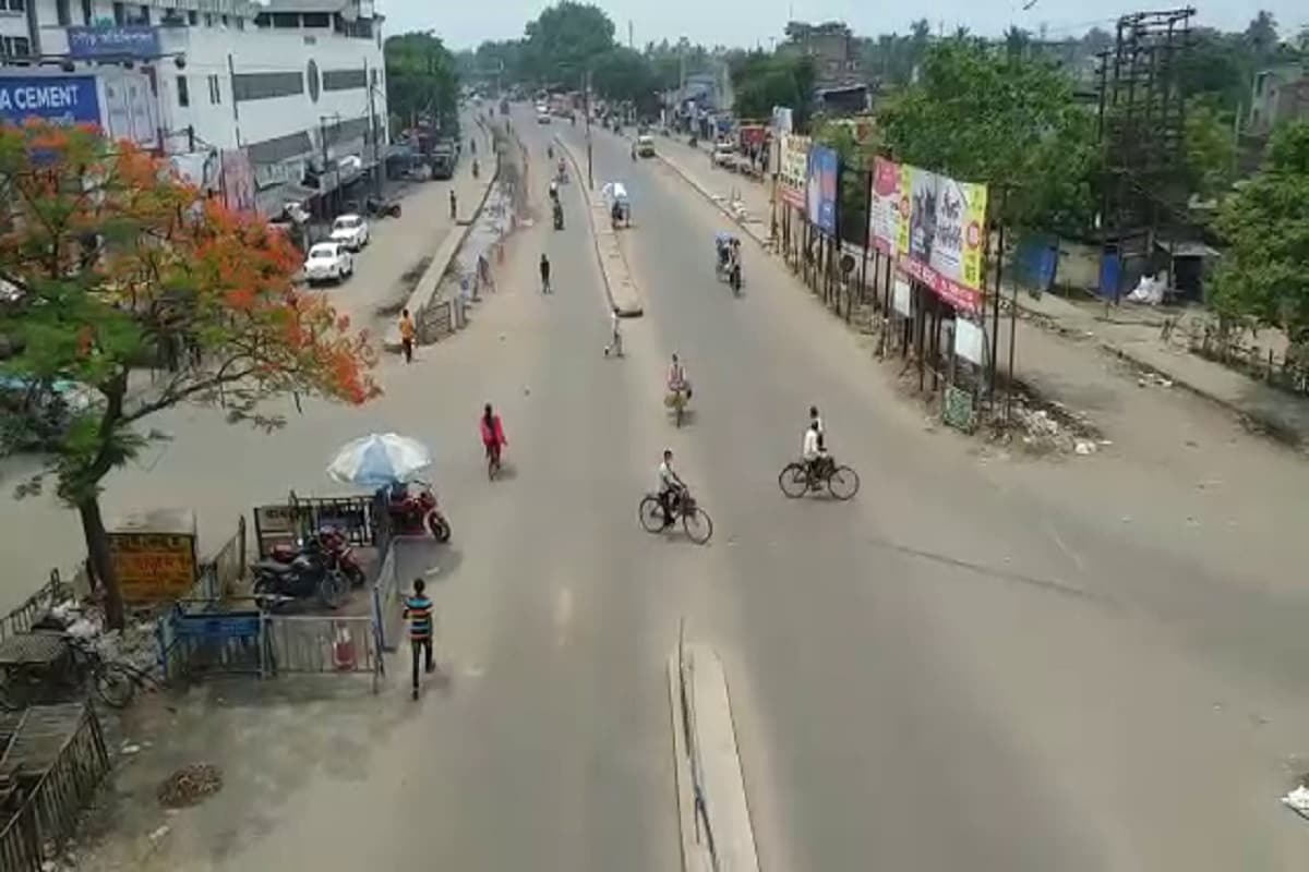 *আবার কিছু ক্ষেত্রে মাক্স না পড়া এবং অপ্রয়োজনে ভিড় জমানো লোকজনকে লাঠির ঘা দিতে দেখা যায় পুলিশকে। তবে বেশিরভাগ ক্ষেত্রেই লোকজনকে বুঝিয়ে ঘরমুখো করার চেষ্টা করে পুলিশ। *আবার কিছু ক্ষেত্রে মাক্স না পড়া এবং অপ্রয়োজনে ভিড় জমানো লোকজনকে লাঠির ঘা দিতে দেখা যায় পুলিশকে। তবে বেশিরভাগ ক্ষেত্রেই লোকজনকে বুঝিয়ে ঘরমুখো করার চেষ্টা করে পুলিশ।