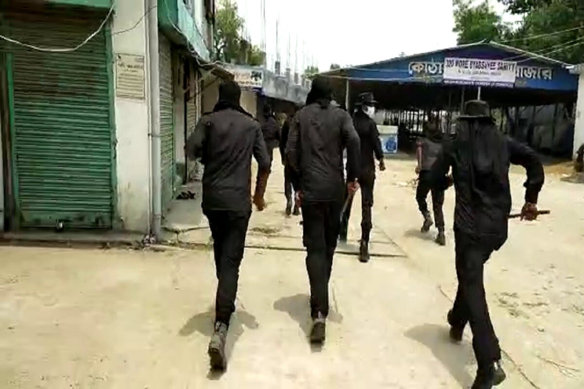 *সরকারি নির্ধারিত সময় বেলা দশটা বাজার পরেও মালদহের নেতাজি পুরবাজার, ঋষি বঙ্কিমচন্দ্র পুরবাজার, দেশবন্ধু চিত্তরঞ্জন পুরবাজার, সদরঘাট বাজার, কাজি আজাহার উদ্দিন বাজার, কোঠাবাড়ি বাজার প্রভৃতি সব বাজারের ভিড় চোখে পড়ে। বেলা পর্যন্ত কেনাকাটার চলতে থাকায় শেষে অভিযানের নামে ইংরেজবাজার থানার পুলিশ। *সরকারি নির্ধারিত সময় বেলা দশটা বাজার পরেও মালদহের নেতাজি পুরবাজার, ঋষি বঙ্কিমচন্দ্র পুরবাজার, দেশবন্ধু চিত্তরঞ্জন পুরবাজার, সদরঘাট বাজার, কাজি আজাহার উদ্দিন বাজার, কোঠাবাড়ি বাজার প্রভৃতি সব বাজারের ভিড় চোখে পড়ে। বেলা পর্যন্ত কেনাকাটার চলতে থাকায় শেষে অভিযানের নামে ইংরেজবাজার থানার পুলিশ।