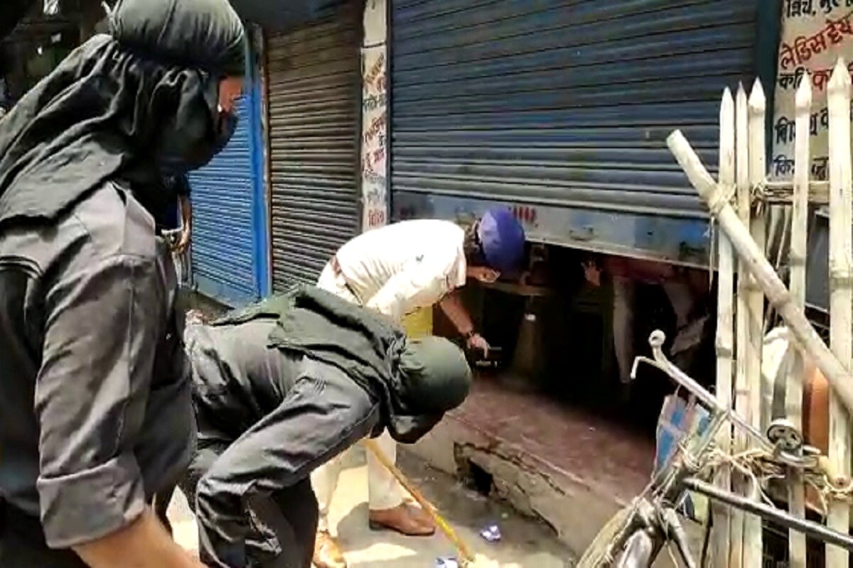 *বাইরে বেরনোর হওয়ার সন্তোষজনক উত্তর দিতে না পারায় একাধিক মোটরবাইক এবং চার চাকার গাড়িকে ফেরত পাঠিয়ে দেয় পুলিশ। ফলে রাস্তায় গাড়ি চলাচল বেলা বাড়ার সঙ্গে সঙ্গে কমতে শুরু করে। *বাইরে বেরনোর হওয়ার সন্তোষজনক উত্তর দিতে না পারায় একাধিক মোটরবাইক এবং চার চাকার গাড়িকে ফেরত পাঠিয়ে দেয় পুলিশ। ফলে রাস্তায় গাড়ি চলাচল বেলা বাড়ার সঙ্গে সঙ্গে কমতে শুরু করে।
