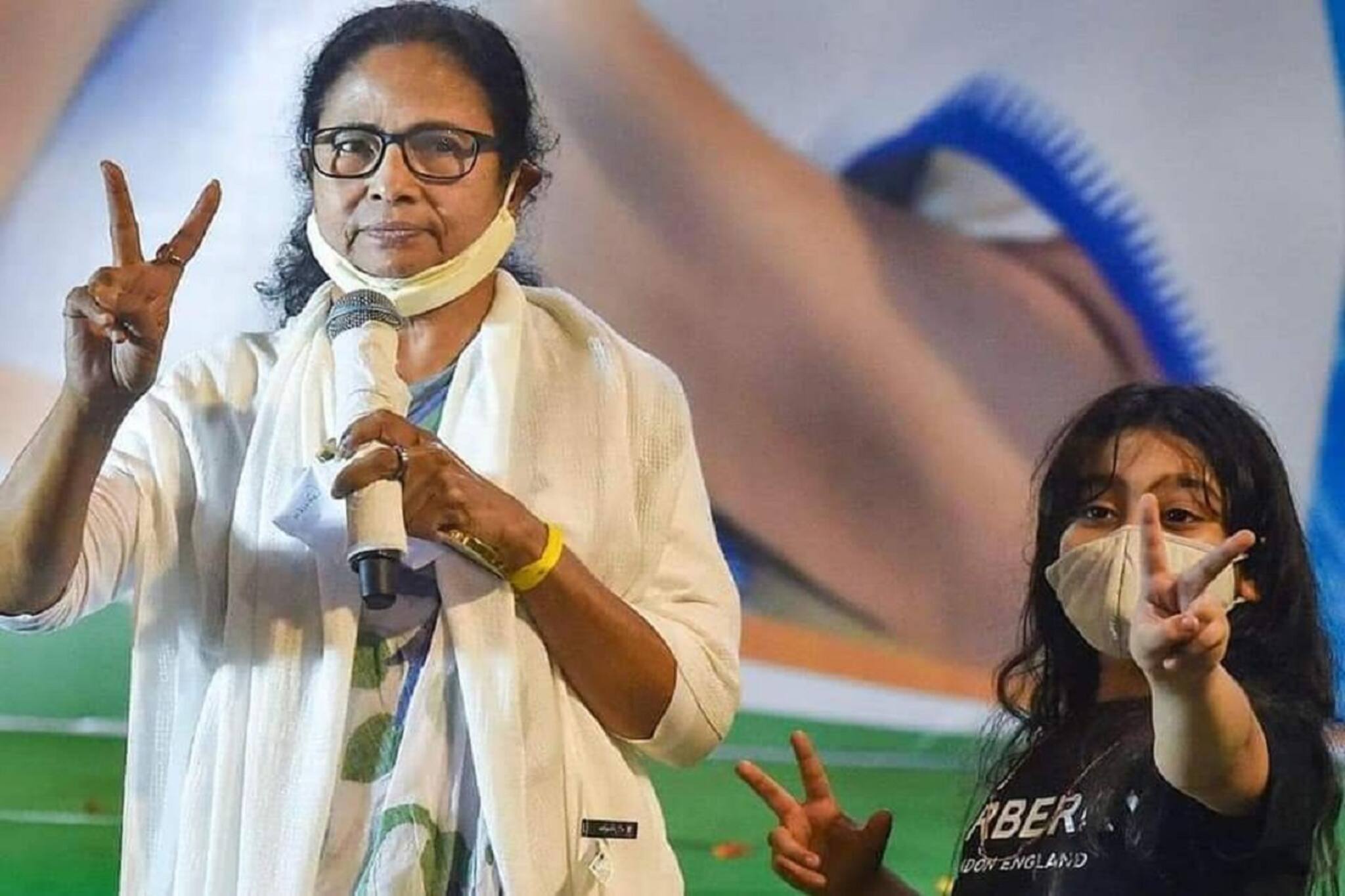 বিকেলে দল নিয়ে বৈঠক, সন্ধ্যেতে সরকার গড়ার দাবিতে রাজভবনে 'জয়ী' মমতা