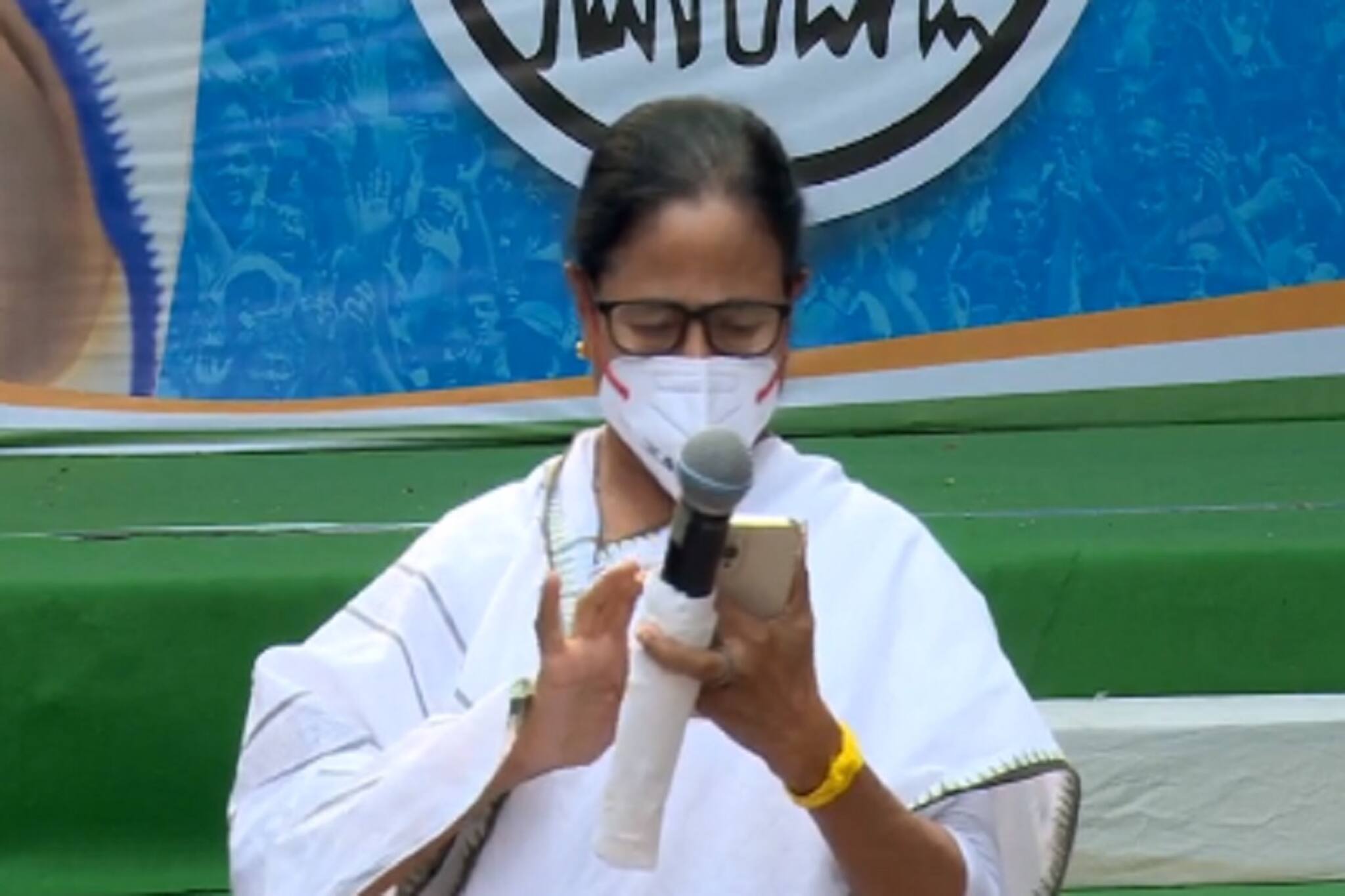 'নন্দীগ্রামের EVM পাল্টানো হয়েছে', রিটার্নিং অফিসারের 'SMS' দেখিয়ে বিস্ফোরক মমতা