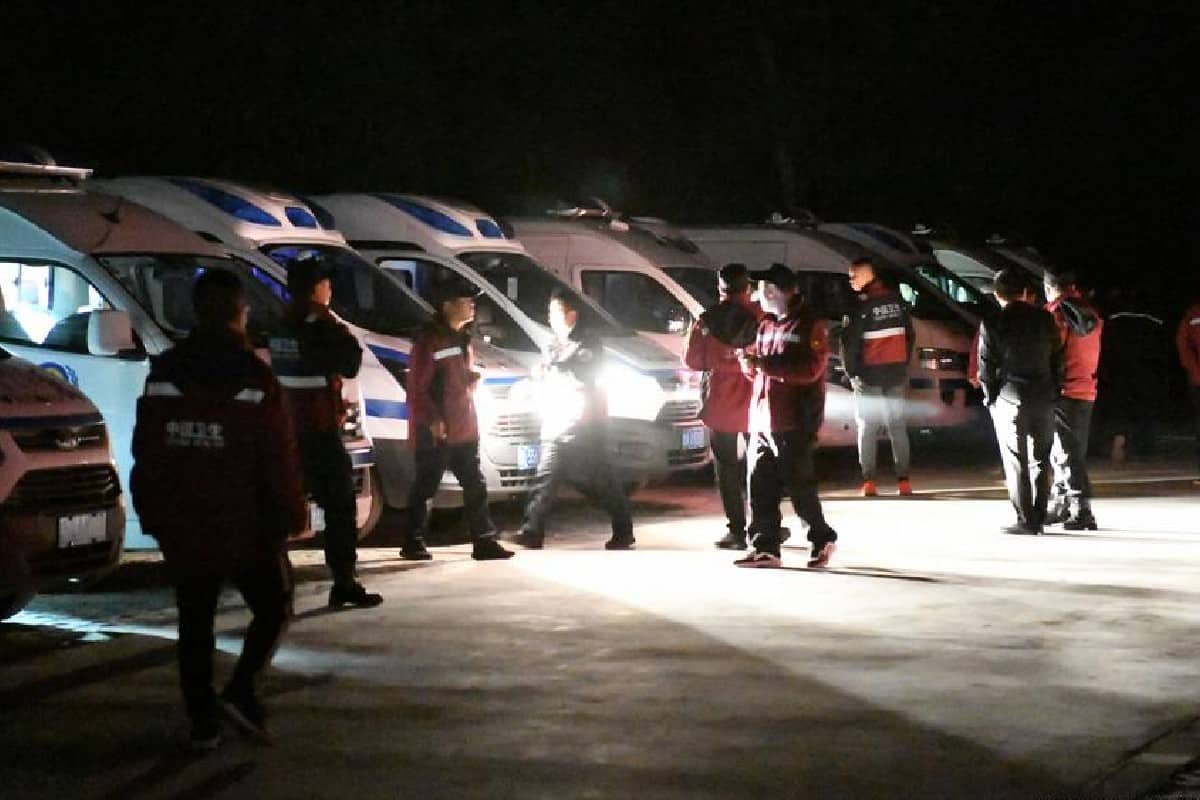 প্রতিকূল পরিস্থিতির মধ্যেও ছুটতে থাকেন দৌড়বিদরা। বেশিরভাগ দৌড়বিদের শরীরে ছিল পাতলা স্পোর্টস টি-শার্ট ও শর্টস। ফলে ঠাণ্ডায় তাঁদের শারীরিক অবস্থা খারাপ হতে থাকে।