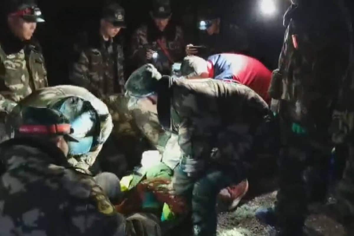 লিয়াং জিং নামের এক দৌড়বিদও মারা গিয়েছেন। তাঁকে চিনের অন্যতম সেরা ম্যারাথন রানার হিসাবে ধরা হয়। লিয়াং এর আগেও প্রতিকূল পরিস্থিতিতে ম্যারাথন শেষ করেছেন। কিন্তু এদিন আর পারলেন না।