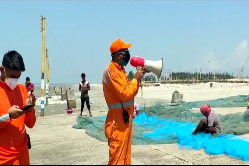 একে প্রাকৃতিক দুর্যোগের ভয়াবহ তাণ্ডবের ভয়ে কাঁটা বাংলা। অন্যদিকে ভয় বাড়াচ্ছে করোনার সংক্রমণ। তাই করোনা প্রতিরোধে হুডিযুক্ত বিশেষ পোশাকে মহড়ায় নেমেছেন এন ডি আর এফ-এর কর্মীরা। উপকূল বরাবর চলছে মাইকিং। মৎস্যজীবীদের জন্য বিশেষ সতর্ক বার্তা পৌঁছে দেওয়া হচ্ছে মাঝ-সমুদ্রে। 