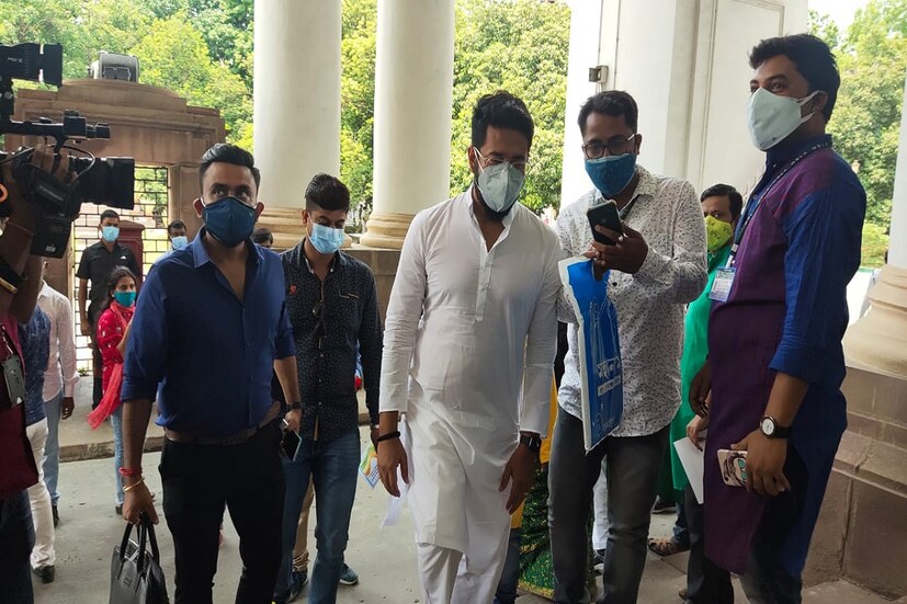 শপথ নিয়েই এদিন বারাকপুরের বিধায়ক রাজ চক্রবর্তী বলেছেন, 'এখন প্রথম কাজ করোনা সামলানো। মমতা বন্দ্যোপাধ্যায়ের সৈনিকরা কাজ করতে জানে। আর অশান্তি হবে না। আমরা সব ঠান্ডা করে দেব। ইতিমধ্যেই পরিস্থিতি শান্ত হতে গেছে।'