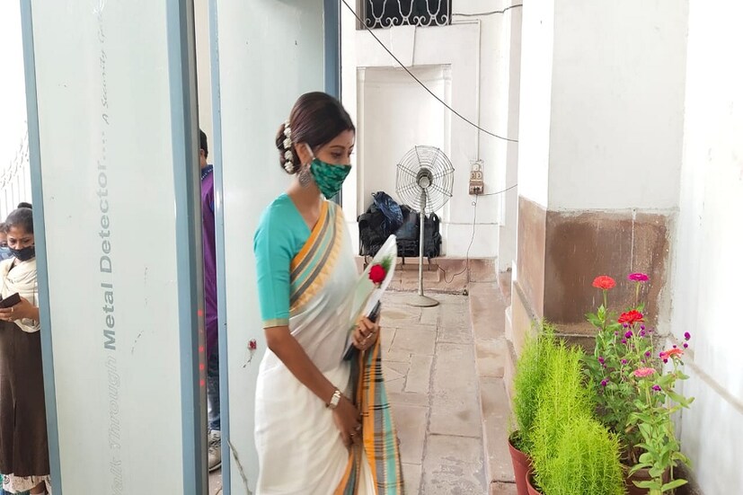 শপথ নেওয়ার আগেই নিজের এলাকায় কোভিড পরিস্থিতি নিয়ে কাজ শুরু করে দিয়েছেন লাভলি মৈত্র। এদিন শপথ নেওয়ার পরপরই তিনি বলেন, 'নিজের এলাকাতেই এখন থাকব। এখন একমাত্র কাজ কোভিড পরিস্থিতি সামলানো।'