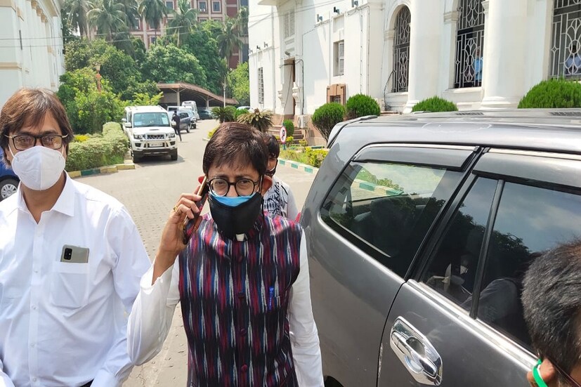 অপর তারকা, উত্তরপাড়ার নবনির্বাচিত বিধায়ক কাঞ্চন মল্লিক বলেছেন, 'জানিনা কোন দিক থেকে কি বল আসবে। তাই আগে শিখে নিই। করোনা নিয়ে আগে কাজ শুরু করব।'