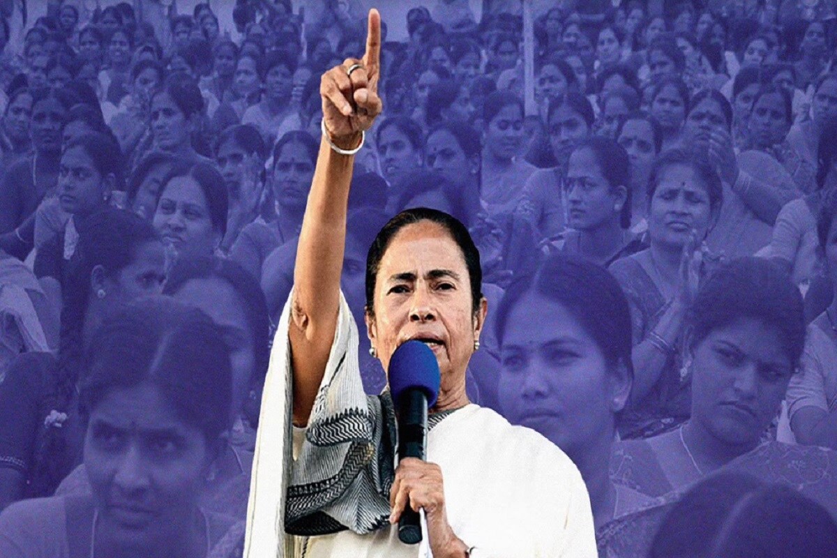 রবিবাসরীয় দুপুরের মধ্যেই স্পষ্ট বার্তা দিচ্ছে ইভিএম। 'নবান্নে ফের হাওয়াই চটি'। নন্দীগ্রামে মমতা বন্দ্যোপাধ্যায় (Mamata Bandopadhyay) প্রথমদিকে পিছিয়ে থাকলেও পরে সেখানেও পালে হাওয়া ঘাসফুলের। শুভেন্দু অধিকারীকে পিছিয়ে দিয়ে সেখানেও রাশ টেনেছেন মমতা বন্দ্যোপাধ্যায়।' রবিবাসরীয় দুপুরের মধ্যেই স্পষ্ট বার্তা দিচ্ছে ইভিএম। 'নবান্নে ফের হাওয়াই চটি'। নন্দীগ্রামে মমতা বন্দ্যোপাধ্যায় (Mamata Bandopadhyay) প্রথমদিকে পিছিয়ে থাকলেও পরে সেখানেও পালে হাওয়া ঘাসফুলের। শুভেন্দু অধিকারীকে পিছিয়ে দিয়ে সেখানেও রাশ টেনেছেন মমতা বন্দ্যোপাধ্যায়।'