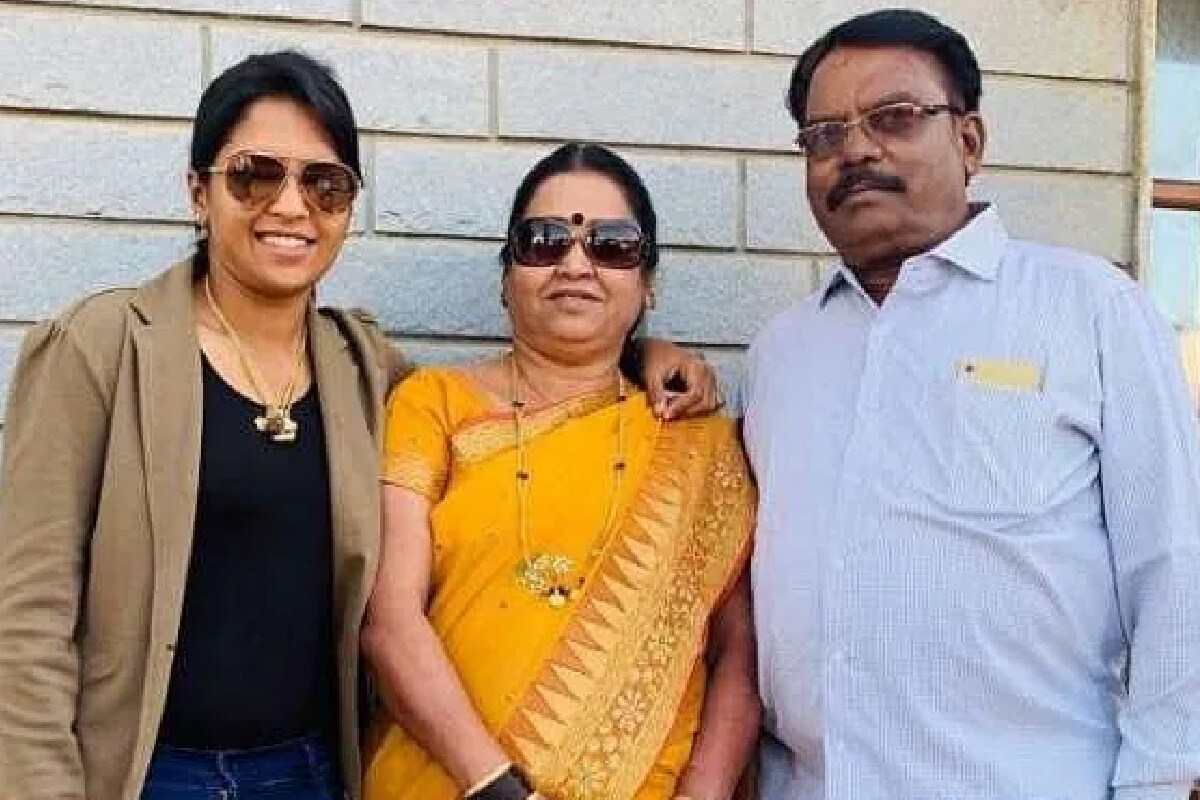শেষ পর্যন্ত কি চক্ষুলজ্জার খাতিরেই বেদার সঙ্গে যোগাযোগ করলেন বিসিসিআই সচিব জয় শাহ! নাকি লিজার সমালোচনায় বোর্ড কর্তাদের চৈতন্য ফিরে এল! শেষ পর্যন্ত বেদাকে ফোন করেছিলেন বোর্ড সচিব জয় শাহ। শেষ পর্যন্ত কি চক্ষুলজ্জার খাতিরেই বেদার সঙ্গে যোগাযোগ করলেন বিসিসিআই সচিব জয় শাহ! নাকি লিজার সমালোচনায় বোর্ড কর্তাদের চৈতন্য ফিরে এল! শেষ পর্যন্ত বেদাকে ফোন করেছিলেন বোর্ড সচিব জয় শাহ।