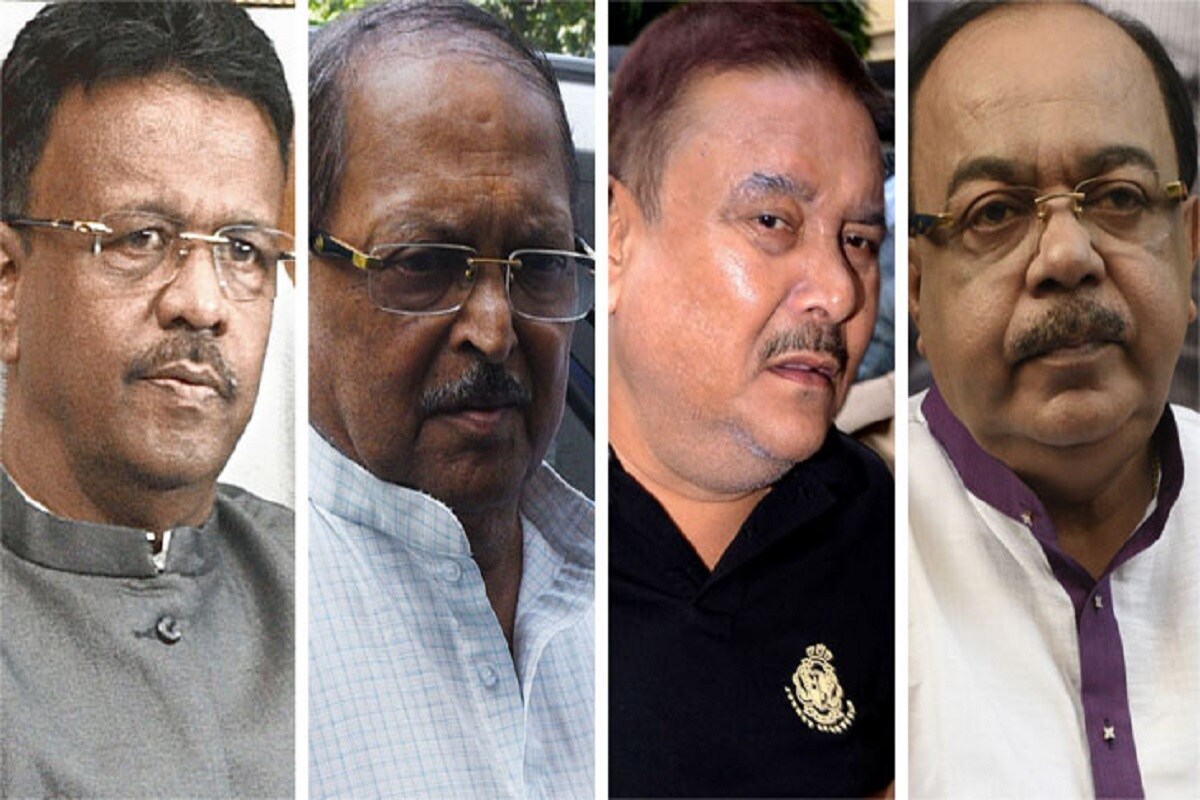 কলকাতা: সোমবার সকাল থেকে গভীর রাত, চূড়ান্ত টানাপোড়েনের পর শেষ পর্যন্ত নারদ মামলায় (Narada Scam Case) হাইকোর্টের নির্দেশে জেল হেফাজত হয়েছে রাজ্যের চার হেভিওয়েট নেতার। তৃণমূলের মন্ত্রী ফিরহাদ হাকিম (Firhad Hakim), সুব্রত মুখোপাধ্যায় (Subtrata Mukherjee), বিধায়ক মদন মিত্রের (Madan Mitra) পাশাপাশি জেল হেফাজতে শোভন চট্টোপাধ্যায়ের (Sovan Chatterjee) প্রভাবশালী মত নেতাও। যদিও ফিরহাদ ছাড়া বাকি তিন নেতারই এখন ঠিকানা এসএসকেএম হাসপাতালের উডবার্ন ওয়ার্ড। কে কেমন আছেন, একনজরে দেখে নেওয়া যাক.. কলকাতা: সোমবার সকাল থেকে গভীর রাত, চূড়ান্ত টানাপোড়েনের পর শেষ পর্যন্ত নারদ মামলায় (Narada Scam Case) হাইকোর্টের নির্দেশে জেল হেফাজত হয়েছে রাজ্যের চার হেভিওয়েট নেতার। তৃণমূলের মন্ত্রী ফিরহাদ হাকিম (Firhad Hakim), সুব্রত মুখোপাধ্যায় (Subtrata Mukherjee), বিধায়ক মদন মিত্রের (Madan Mitra) পাশাপাশি জেল হেফাজতে শোভন চট্টোপাধ্যায়ের (Sovan Chatterjee) প্রভাবশালী মত নেতাও। যদিও ফিরহাদ ছাড়া বাকি তিন নেতারই এখন ঠিকানা এসএসকেএম হাসপাতালের উডবার্ন ওয়ার্ড। কে কেমন আছেন, একনজরে দেখে নেওয়া যাক..