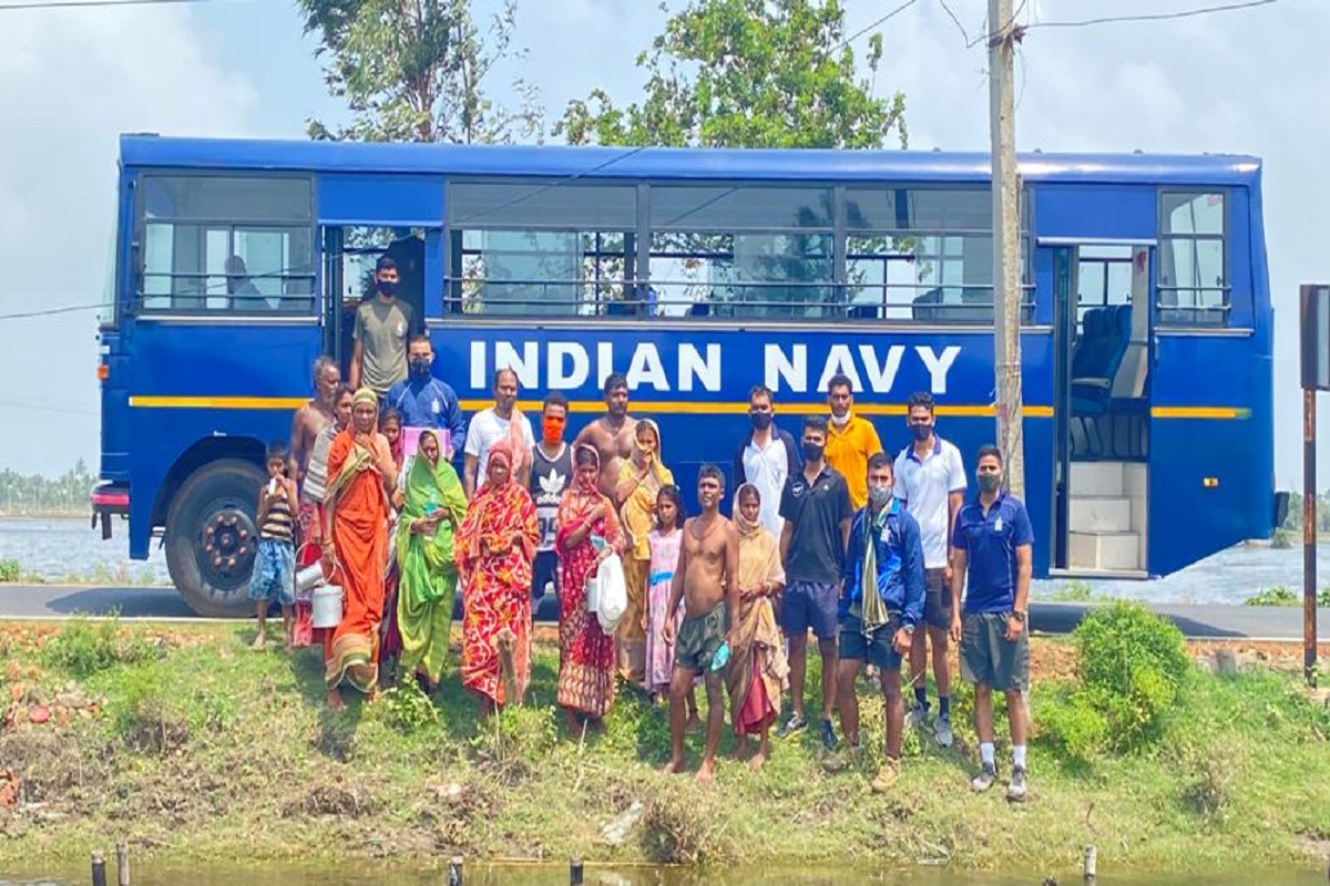 Indian Navy for Yaas: দুঃসময়ে সঙ্গী হয়ে এগিয়ে এলেন ওঁরা, ঝড়-বন্যা বিধ্বস্তদের পাশে Indian Navy