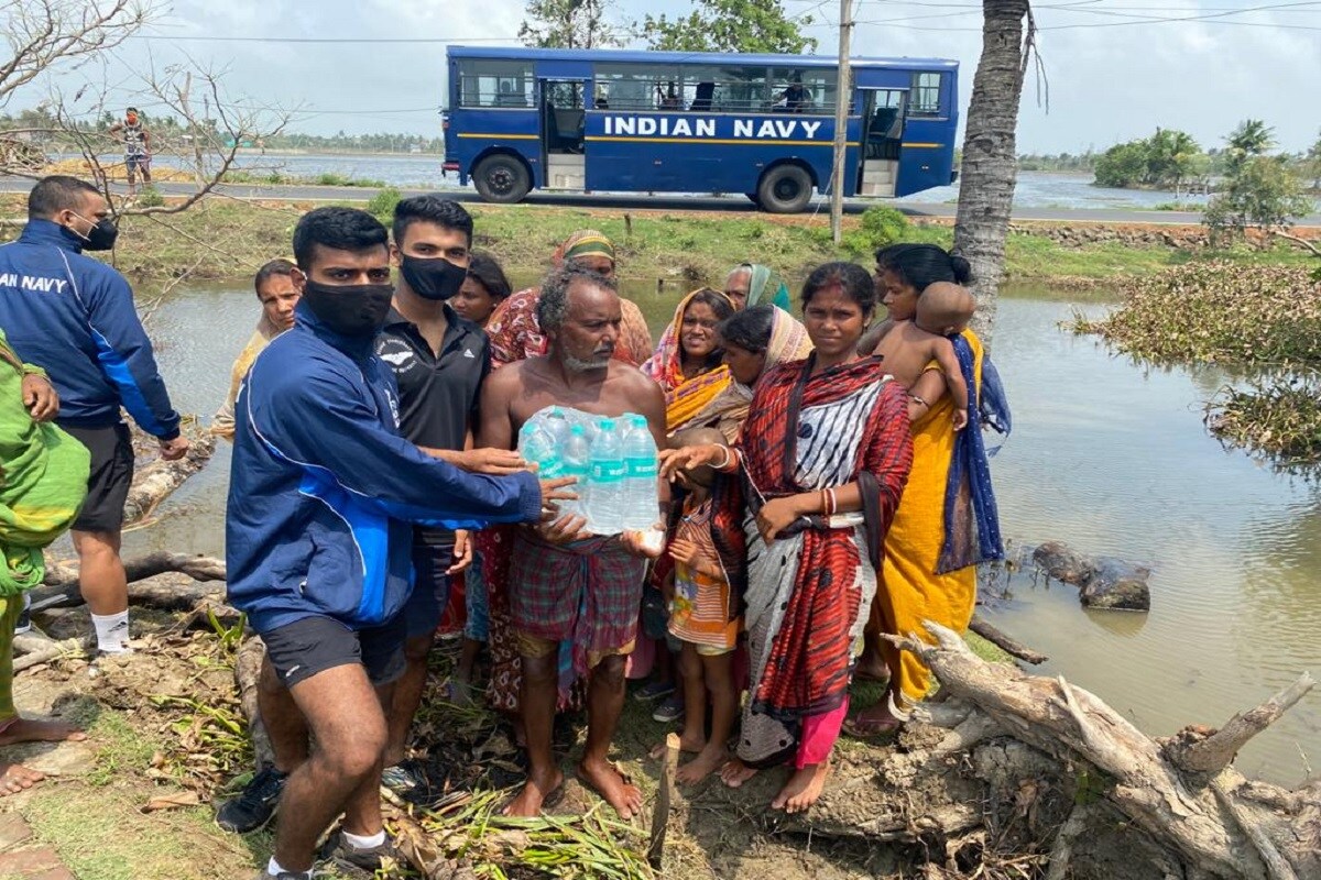 এদিন দক্ষিণ ২৪ পরগনার ফ্রেজারগঞ্জের নামখানা, শিবরামপুর ও পতিবনিয়া গ্রামে ত্রাণ সামগ্রী বিলি করেন Indian Navy-র সদস্যরা। এদিন দক্ষিণ ২৪ পরগনার ফ্রেজারগঞ্জের নামখানা, শিবরামপুর ও পতিবনিয়া গ্রামে ত্রাণ সামগ্রী বিলি করেন Indian Navy-র সদস্যরা।