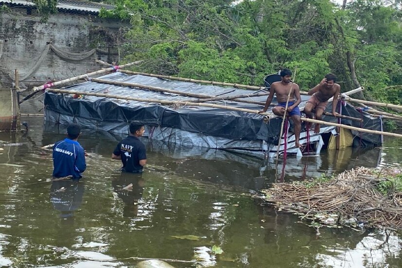 জলে আটকে থাকা বেশ কয়েকজন মানুষকেও তাঁরা উদ্ধার করে নিরাপদ স্থানে নিয়ে আসেন।