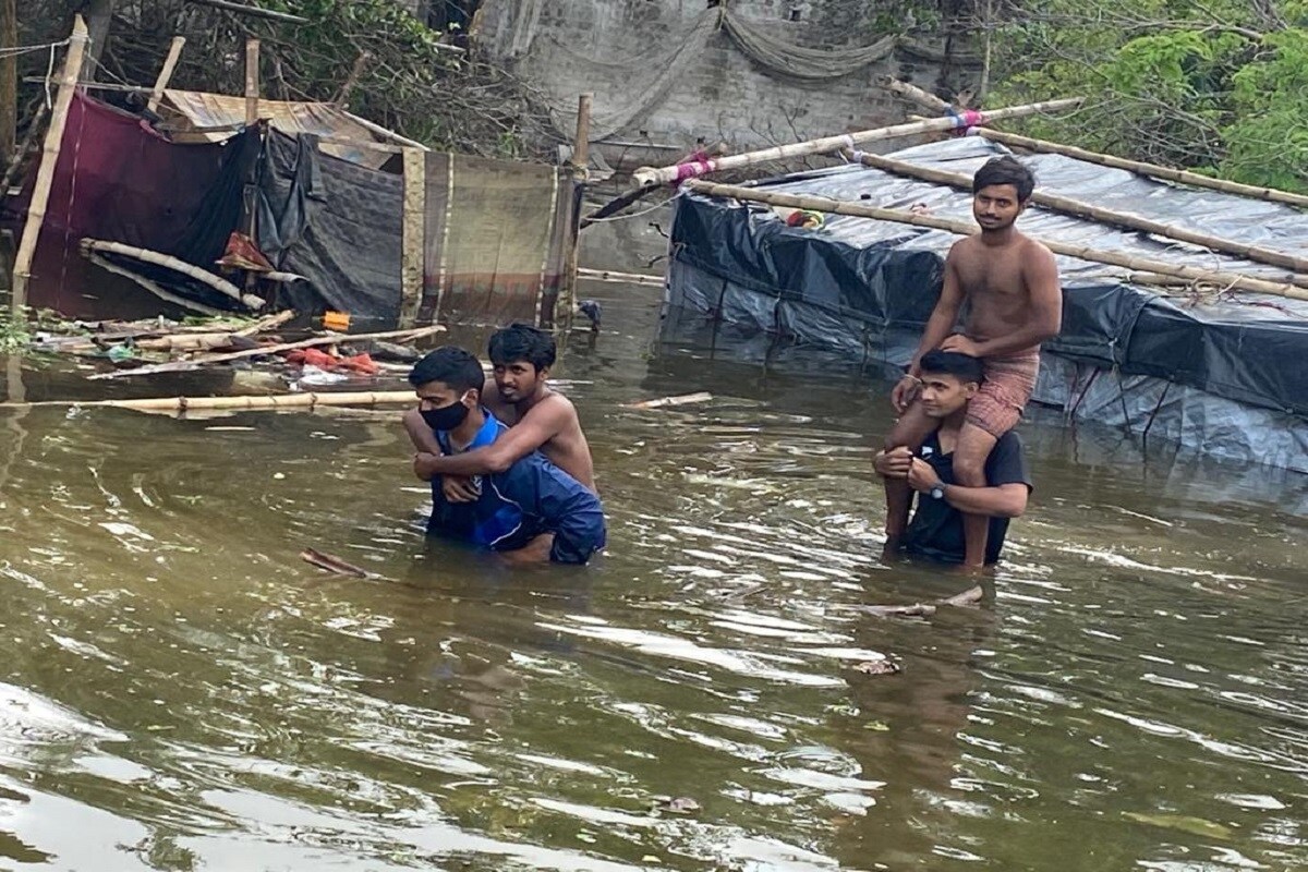 ইয়াস বিপর্যয়ের ধাক্কা সামলাতে তিন রাজ্যের জন্য আর্থিক প্যাকেজ ঘোষণা করেছে কেন্দ্রীয় সরকারও৷ অবিলম্বে ত্রাণ এবং পুনর্গঠন কাজের জন্য আপাতত ১০০০ কোটি টাকার প্যাকেজ ঘোষণা করা হয়েছে কেন্দ্রের তরফে৷ ইয়াস বিপর্যয়ের ধাক্কা সামলাতে তিন রাজ্যের জন্য আর্থিক প্যাকেজ ঘোষণা করেছে কেন্দ্রীয় সরকারও৷ অবিলম্বে ত্রাণ এবং পুনর্গঠন কাজের জন্য আপাতত ১০০০ কোটি টাকার প্যাকেজ ঘোষণা করা হয়েছে কেন্দ্রের তরফে৷