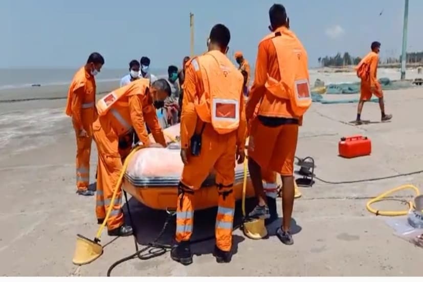 বর্তমানে তাউকতেই বিপর্যস্ত এলাকাগুলিতে কাজ চালাচ্ছে এনডিআরএফ। জাতীয় বিপর্যয় মোকাবিলা দফতরের ডিরেক্টর জেনারেল এস এন প্রধাণ টুইট করে জানিয়েছেন, ওই অঞ্চল থেকে এয়ার লিফট করে পশ্চিমবঙ্গ-ওড়িশাতে নিয়ে আসা হচ্ছে টিম। ঝড়ের তীব্রতা কতটা হবে মৌসম ভবণ থেকে সেই তথ্য পেলে ঠিক করা হবে কত টিম মোতায়েন করা হবে পশ্চিমবঙ্গে।