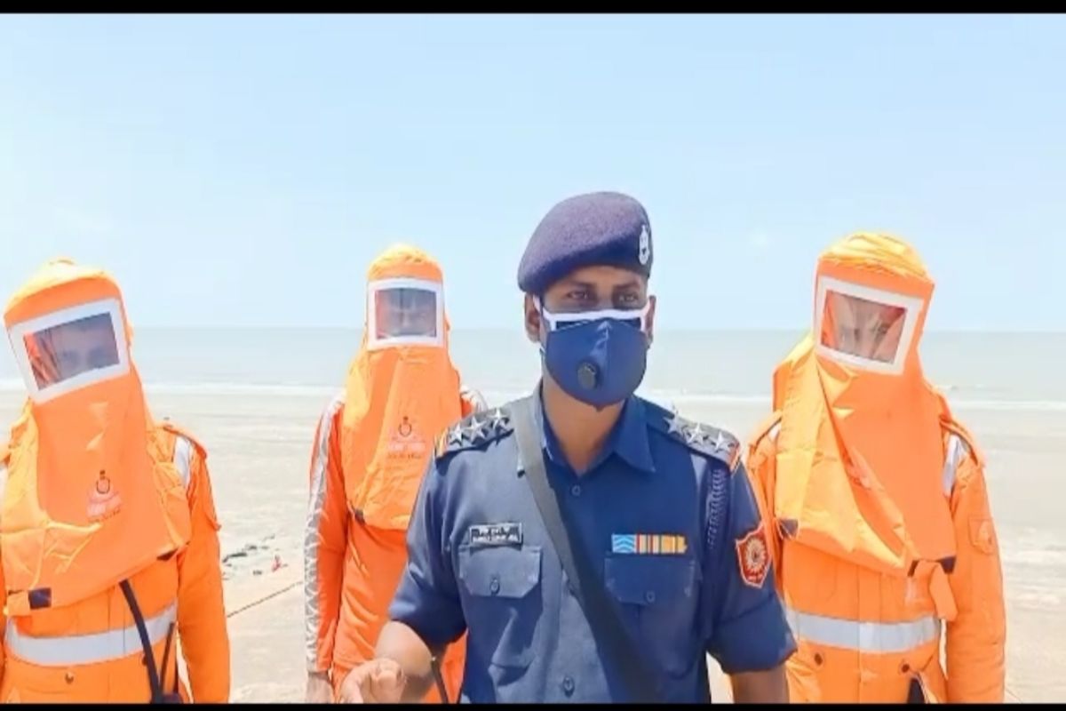 আমফান পরবর্তী সময়ে দুই ২৪ পরগনা ও কলকাতাকে সচল করতে বিশেষ ভূমিকা নিয়েছিল জাতীয় বিপর্যয় মোকাবিলা টিম। এবার আবারও আগাম কোমড় বেঁধে বিপর্যয়ের প্রস্তুতিতে নেমেছে ওরাও। ২৫০ টি স্কুল-কলেজে ইতিমধ্যেই তৈরি করা হয়েছে অস্থায়ী শরণার্থী শিবির। আমফান পরবর্তী সময়ে দুই ২৪ পরগনা ও কলকাতাকে সচল করতে বিশেষ ভূমিকা নিয়েছিল জাতীয় বিপর্যয় মোকাবিলা টিম। এবার আবারও আগাম কোমড় বেঁধে বিপর্যয়ের প্রস্তুতিতে নেমেছে ওরাও। ২৫০ টি স্কুল-কলেজে ইতিমধ্যেই তৈরি করা হয়েছে অস্থায়ী শরণার্থী শিবির।