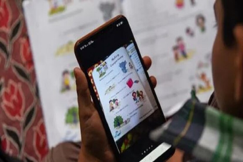 •অনলাইন ক্লাস এবং বাড়িতে বন্দি থেকে শিশুদের মনের উপর প্রভাব পড়তে শুরু করেছে৷ স্কুলের দৌড়াদৌড়ি নেই, বন্ধুদের সঙ্গে খুনসুটি নেই, শিক্ষকের বকুনি নেই...একেবারে যেন ক্লান্ত হয়ে পড়েছে শৈশব৷ ফলে বাচ্চারা আরও অলস হয়ে পড়েছে৷ গ্যাজেট বা সোশ্যাল মিডিয়ায় তারাও আশক্ত হয়ে পড়ছে৷ কারণ বাড়িতে অভিভাবকরাও ব্যস্ত থাকছেন তাঁদের নিজেদের কাজে৷