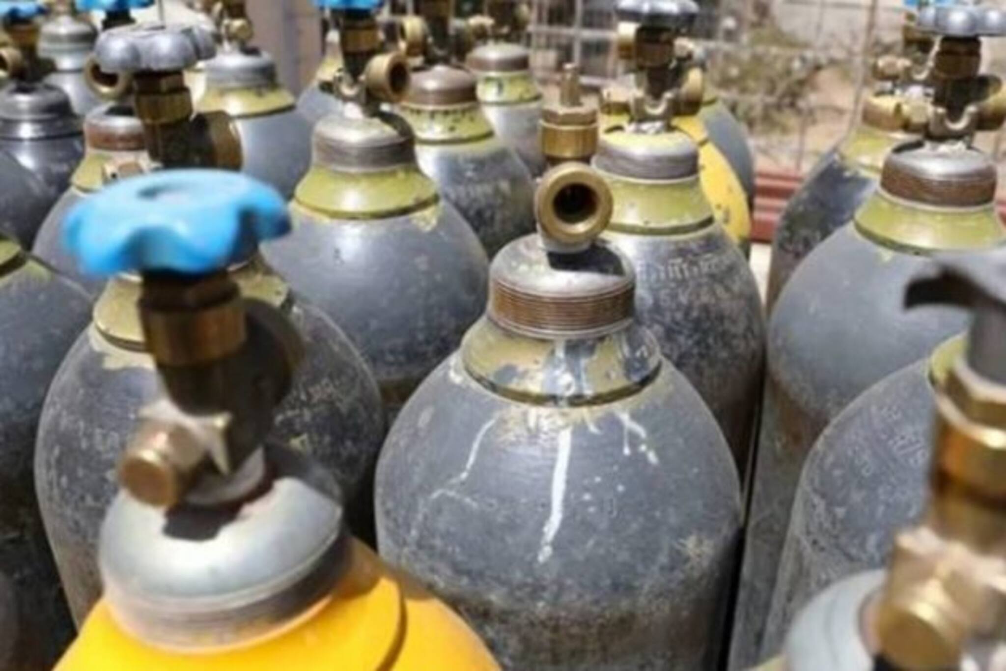 যৌন সম্পর্কের বদলে অক্সিজেন সিলিন্ডার! পড়শির কুরুচিকর প্রস্তাবে হতভম্ব যুবতী