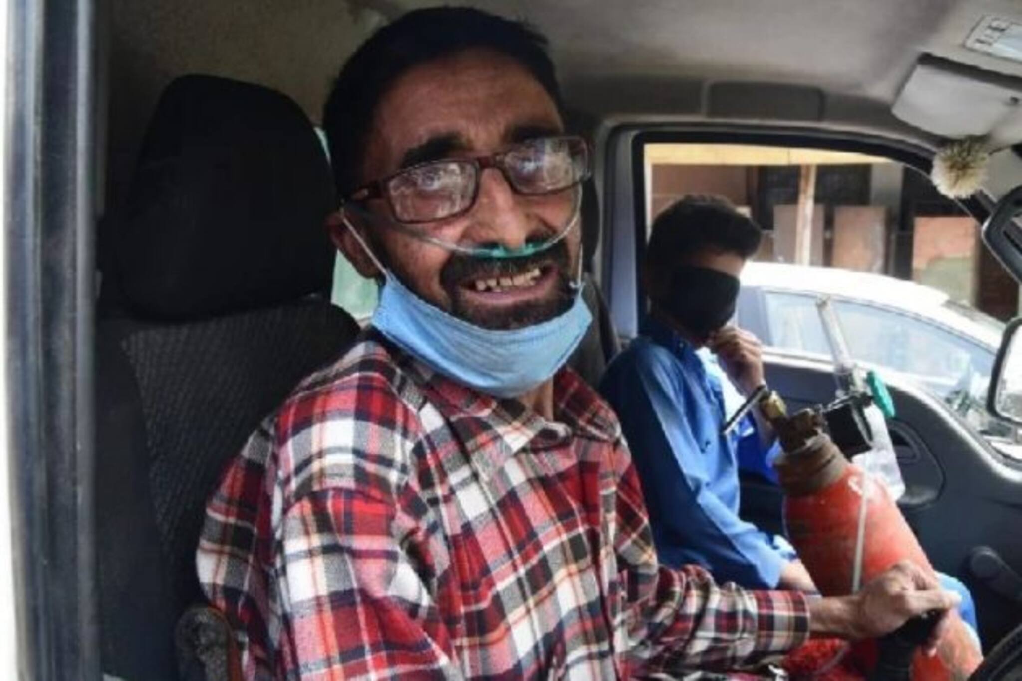 পাঁচ বছর ধরে নিজেই অক্সিজেন সাপোর্টে! দুঃসময়ে তিনিই মানুষকে দিচ্ছেন 'প্রাণবায়ু'