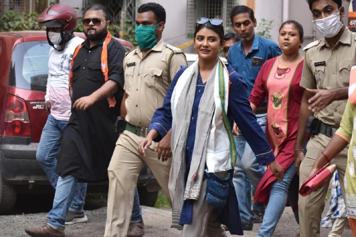 *পিছিয়ে রয়েছেন বরানগরের বিজেপির তারকা প্রার্থী (BJP Celebrity Candidate) পার্নো মিত্র (Parno Mitra)। ফাইল ছবি। *পিছিয়ে রয়েছেন বরানগরের বিজেপির তারকা প্রার্থী (BJP Celebrity Candidate) পার্নো মিত্র (Parno Mitra)। ফাইল ছবি।