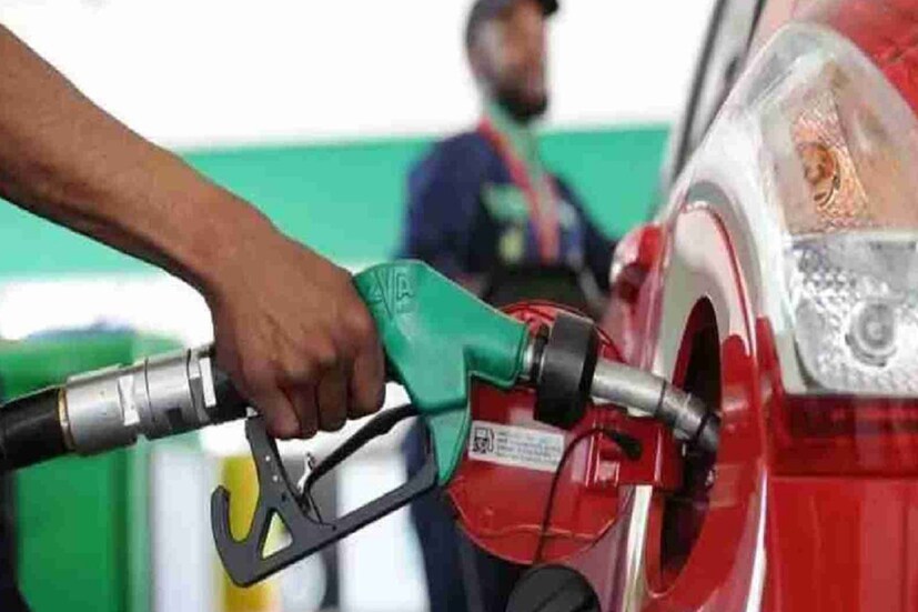 কলকাতা শহরে পেট্রোলের দাম লিটার প্রতি ৩৪ পয়সা বেড়েছে। আজ ডিজেলের দাম ১৬ পয়সা কমেছে। ডিজেলের দাম কমায় কিছুটা আশার আলো দেখলেও। ঘুম উড়িয়েছে ডিজেলের দাম। 