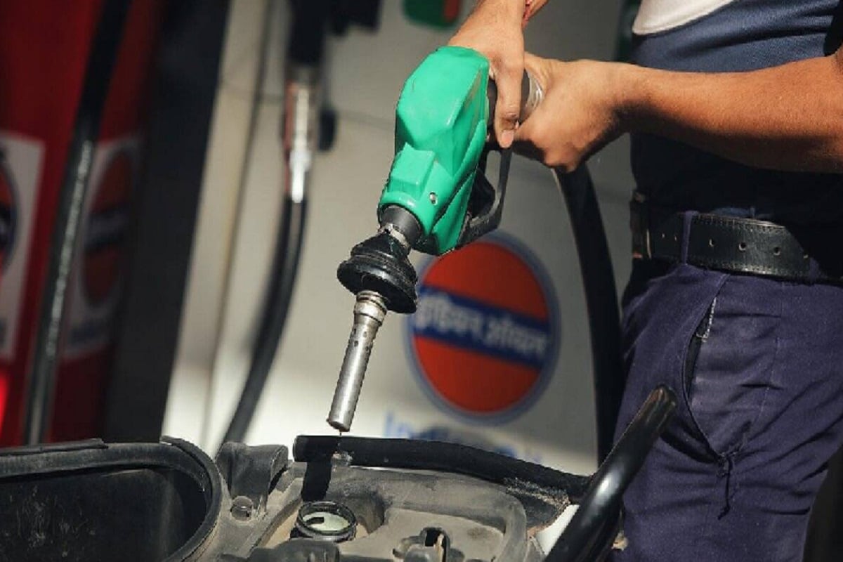পেট্রোল ও ডিজেলের রেকর্ড দাম (Petrol Diesel Price Today) ৷ দেশের একাধিক শহরে পেট্রোলের দাম লিটার প্রতি ১০০ টাকা পেরিয়ে গিয়েছে ৷ এই মাসে একাধিকবার জ্বালানির দাম (Fuel Price)বাড়ানো হয়েছে ৷ ৫ রাজ্যে নির্বাচেনর পর গত ১৫ দিনে পেট্রোলের দাম ৩.৩৩ টাকা প্রতি লিটারে বেড়েছে ৷ ডিজেলের দাম লিটার প্রতি ৩.৮৫ টাকা বেড়েছে গত ১৫ দিনে ৷ রাজস্থানের শ্রীগঙ্গা নগরে এই সময় পেট্রোল বিক্রি হচ্ছে ১০৪.৬৭ টাকায় ৷ পেট্রোল ও ডিজেলের রেকর্ড দাম (Petrol Diesel Price Today) ৷ দেশের একাধিক শহরে পেট্রোলের দাম লিটার প্রতি ১০০ টাকা পেরিয়ে গিয়েছে ৷ এই মাসে একাধিকবার জ্বালানির দাম (Fuel Price)বাড়ানো হয়েছে ৷ ৫ রাজ্যে নির্বাচেনর পর গত ১৫ দিনে পেট্রোলের দাম ৩.৩৩ টাকা প্রতি লিটারে বেড়েছে ৷ ডিজেলের দাম লিটার প্রতি ৩.৮৫ টাকা বেড়েছে গত ১৫ দিনে ৷ রাজস্থানের শ্রীগঙ্গা নগরে এই সময় পেট্রোল বিক্রি হচ্ছে ১০৪.৬৭ টাকায় ৷