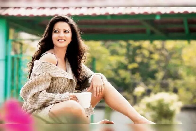 *১৯৯৯ সালে গডমাদারের পর তিনি আর যে হিন্দি ছবি করেননি তা নয়, কিন্তু কোথাও যেন একটা তাল কেটে গেল এরপর। বাংলাতেও প্রচুর ছবি করেছেন রাইমা। সংগৃহীত ছবি।