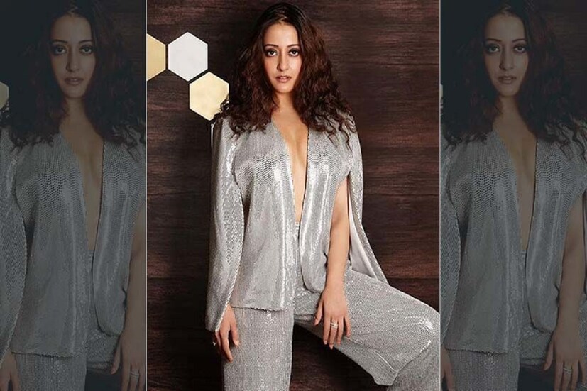 *৪১ বছরের অভিনেত্রীর দেখতে দেখতে ২২-২৩ বছর হয়ে গেল ইন্ডাস্ট্রিতে। কিন্তু এখনও স্ক্রিন টেস্ট বিষয়টা নিয়ে ছুঁৎমার্গ যায়নি তাঁর। এত বছরে এই প্রথমবার তিনি স্ক্রিন টেস্ট দিলেন একটি ওটিটি প্ল্যাটফর্মের ছবির জন্য। সংগৃহীত ছবি।